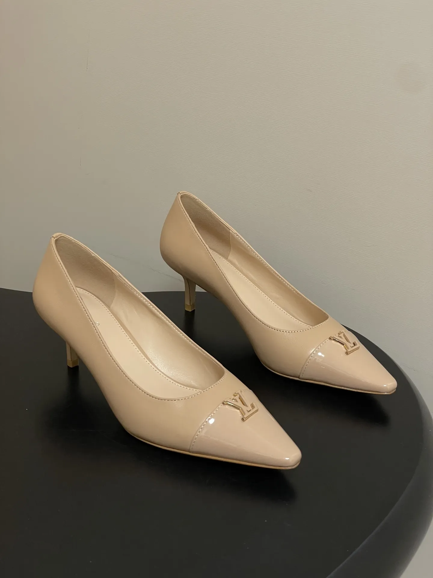 p290- 26ss春夏新款 LOUIS VUITTON 路易威登 LV 拼色高跟鞋系列经典字母V扣细跟浅口单鞋/平底芭蕾舞鞋 LV尖头单鞋,漆皮材质+经典Logo,简约优雅又超有辨识度!尖头设计拉长腿部线条,裸色百搭,通勤、职场、约会都能轻松驾驭。平底结构,舒适好走,长时间站立也不累。无论配西装裤还是连衣裙,都能轻松切换干练or温柔风格,是职场女生和时尚达人的必备单品! 鞋面:定制小牛皮 内里垫脚:羊皮 鞋底:意大利真皮大底(原版开模注塑前掌) 跟高:9.5cm/6cm/平底 码数:35-39(40.41定做不退换)