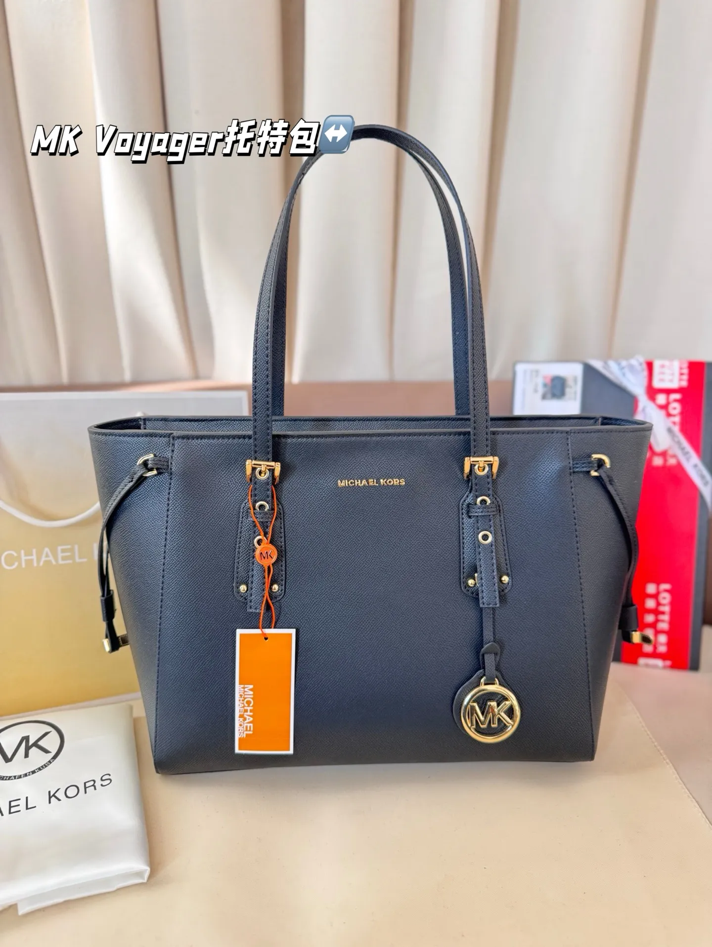 P165 配盒子 MK Voyager托特包 特别适合宝妈，或者日常通勤，巨能装。可以放下平板，平板电脑，短途旅行可以直接放几套衣服啥的，比较实用。尺寸：32*5*25