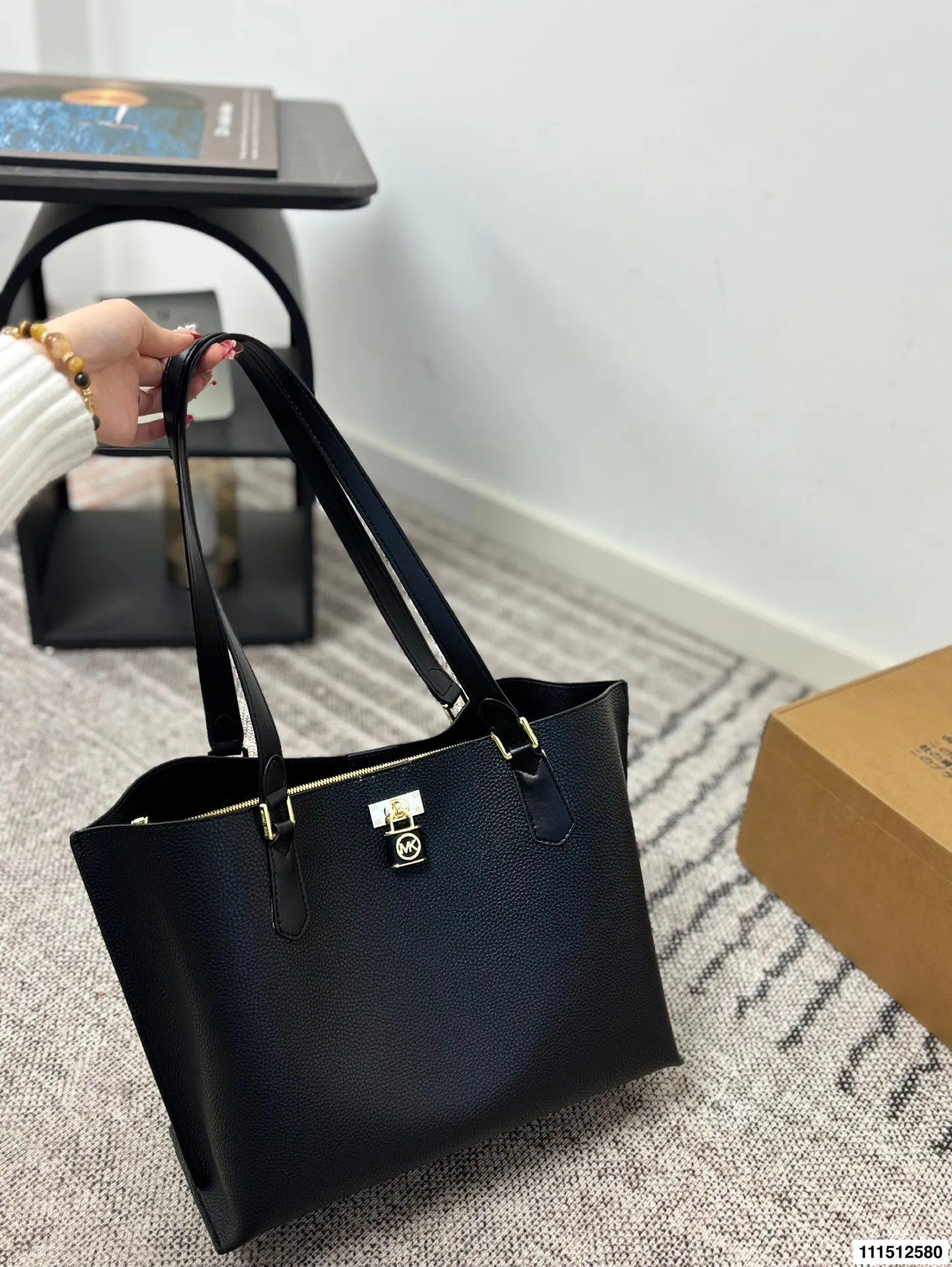 P170配盒⚠️尺寸34.25 MK 托特包 Mk应该算是轻奢品牌中质量最好的了，十分耐操，而且他家包包的设计一点也不会比大牌差，重点是还是咱家幂幂代言的哦。性价比极高，材质，设计都极好。低调的标志加上大气的外形设计，非常适合职场女性，低调又独立。
