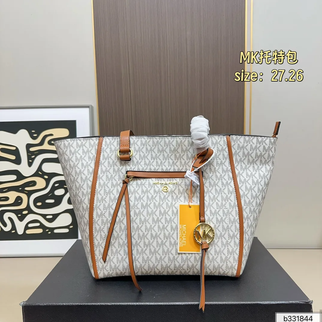 💰160 配盒⚠️尺寸27.26 MK tote托特包 很好打理还耐磨! 经典大方,显得整个人气质upup🔝 通勤or逛街 背它准没错 怎么搭 都好看,人称神仙包💃