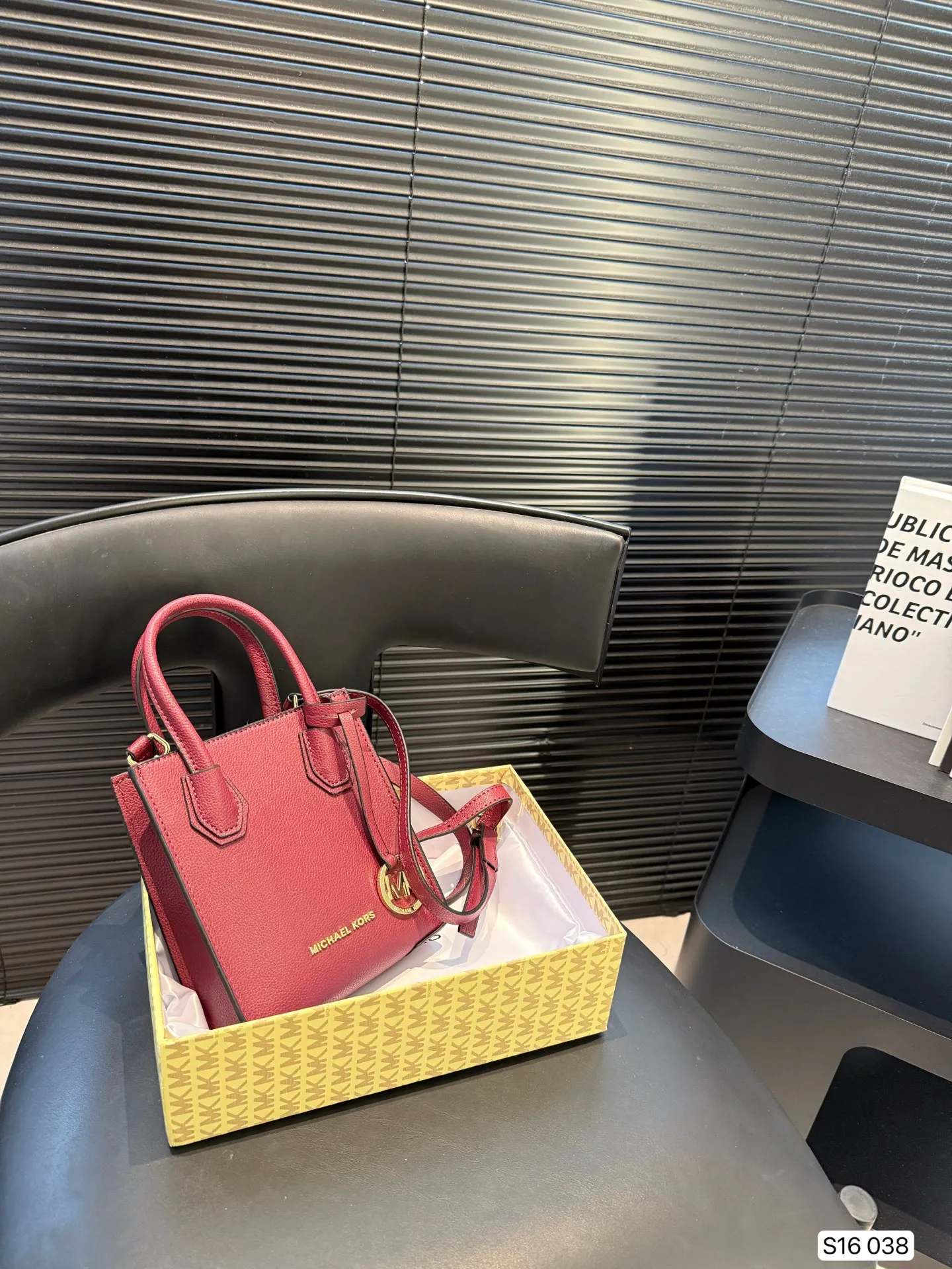 P130 配盒子 MK Mercer mini琴谱包 温柔百搭的颜色,很精致,超级可爱,适合小女生背~包包看起来很小但是容量刚好够用,女生出去逛街补妆的化妆品、钥匙手机都可以放进去。 尺寸:15 17 货号038