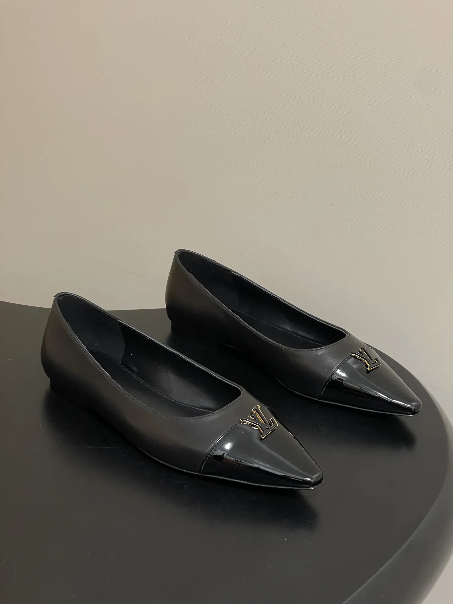 p290- 26ss春夏新款 LOUIS VUITTON 路易威登 LV 拼色高跟鞋系列经典字母V扣细跟浅口单鞋/平底芭蕾舞鞋 LV尖头单鞋,漆皮材质+经典Logo,简约优雅又超有辨识度!尖头设计拉长腿部线条,裸色百搭,通勤、职场、约会都能轻松驾驭。平底结构,舒适好走,长时间站立也不累。无论配西装裤还是连衣裙,都能轻松切换干练or温柔风格,是职场女生和时尚达人的必备单品! 鞋面:定制小牛皮 内里垫脚:羊皮 鞋底:意大利真皮大底(原版开模注塑前掌) 跟高:9.5cm/6cm/平底 码数:35-39(40.41定做不退换)