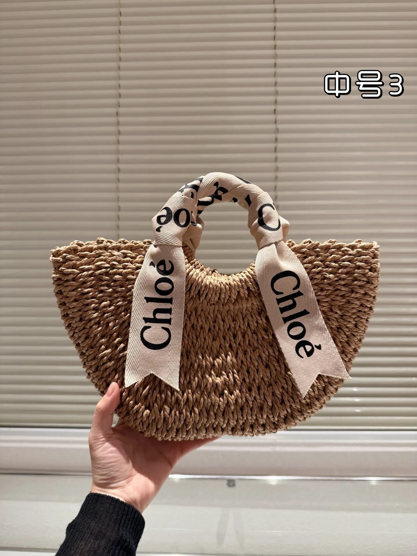 P100 P95 P90 chloe这个新款草编包菜篮子 印logo的手提袋和皮肩带还有草编的组合真的好清爽炒适合海边,是属于夏天的包没错啦而且到目前为止没有跟任何人撞过包国 容量很大,还有一些女孩子补妆的东西,实用满分了,被路人夸好看是对它最大的赞美吧 夏天的样子 背起来吧 姐妹们 尺寸 大号42.27 中号34.20 小号23.18