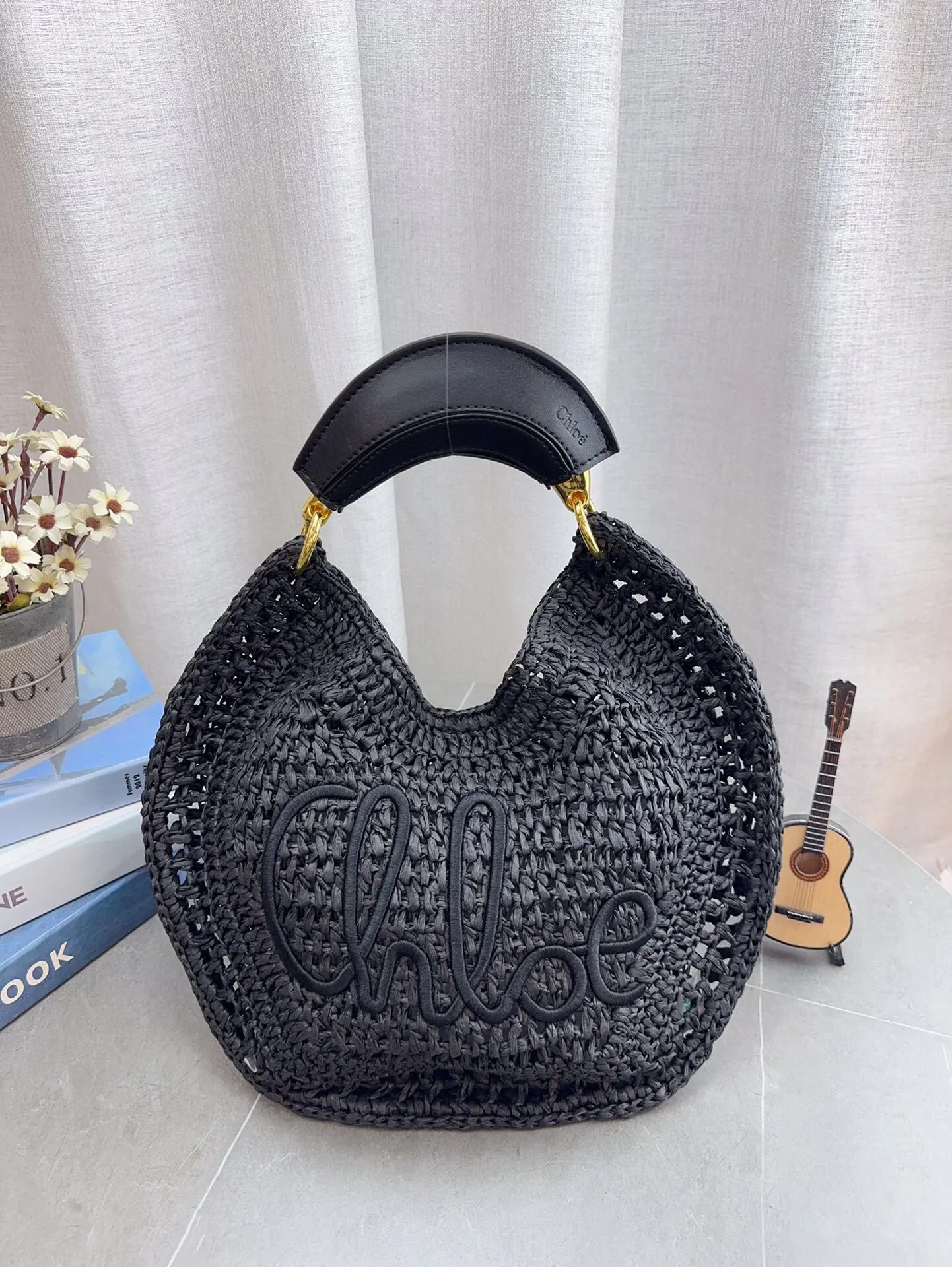 配折叠礼盒包装Chloe克洛伊拉菲草编织小购物袋 夏天背的包包真的太可爱了，背上一整个慵懒风 夏季沙滩腋下包 旅行拍照真的很nice哦 每个小仙女夏季都应有一个草编购物袋菜篮子 包包哦 尺寸36*23cm p115