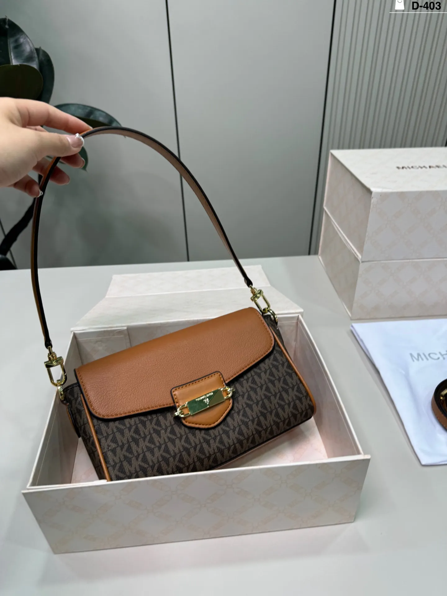 💰p135 D-403尺寸23×13折叠盒 MK 腋下包 MK新品单肩法棍包,硬挺时髦。 集潮流与实用为一体。