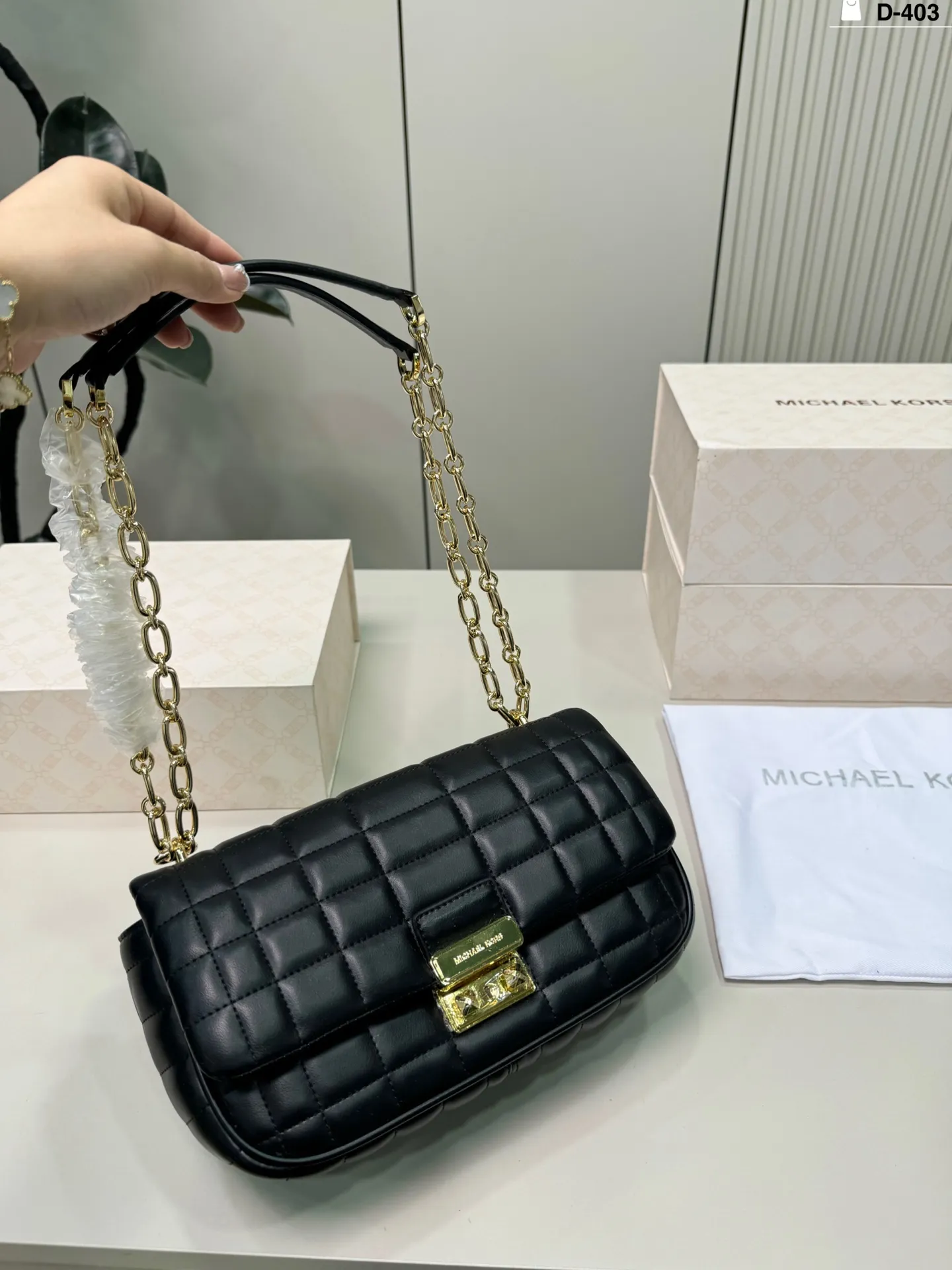 💰p135 D-403尺寸25&times;15折叠盒 MK Tribeca链条包 透出饱满细腻的质感在秋冬搭配率很高 搭大衣或连衣裙都质感又有品味~