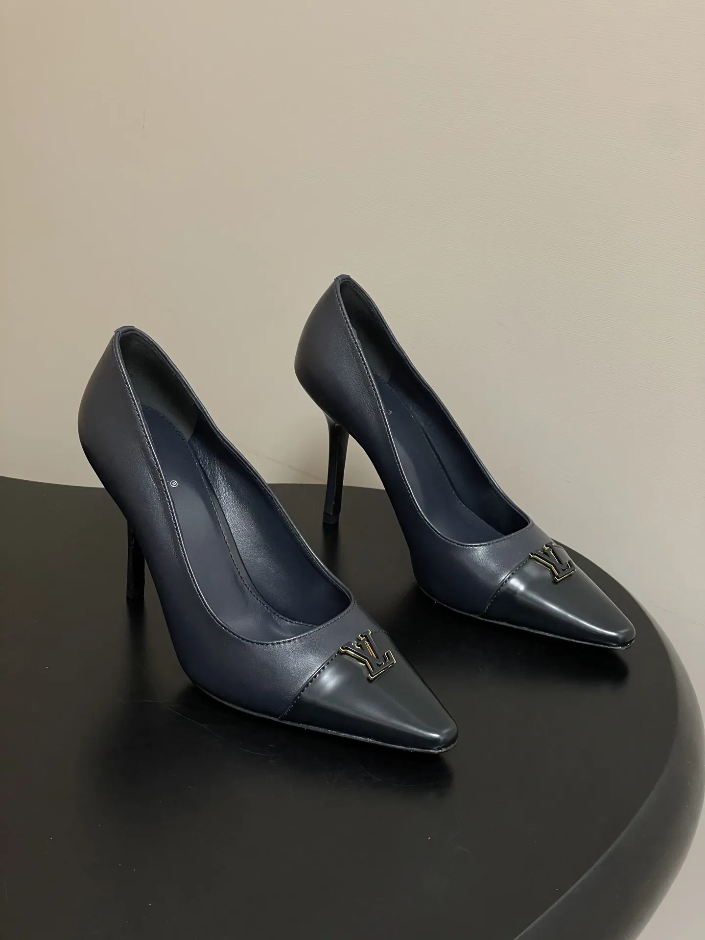 p290- 26ss春夏新款 LOUIS VUITTON 路易威登 LV 拼色高跟鞋系列经典字母V扣细跟浅口单鞋/平底芭蕾舞鞋 LV尖头单鞋,漆皮材质+经典Logo,简约优雅又超有辨识度!尖头设计拉长腿部线条,裸色百搭,通勤、职场、约会都能轻松驾驭。平底结构,舒适好走,长时间站立也不累。无论配西装裤还是连衣裙,都能轻松切换干练or温柔风格,是职场女生和时尚达人的必备单品! 鞋面:定制小牛皮 内里垫脚:羊皮 鞋底:意大利真皮大底(原版开模注塑前掌) 跟高:9.5cm/6cm/平底 码数:35-39(40.41定做不退换)