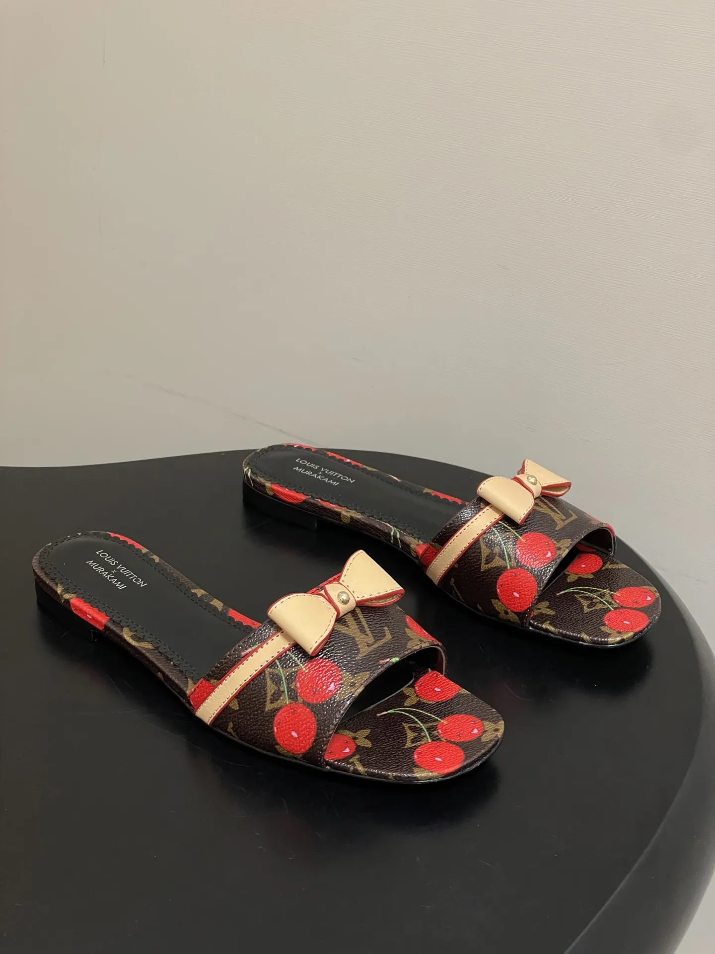 p260- 25Ss春夏新款Louis vuiteeon 路易威登 &times; 村上隆第三章🍒樱桃系列 LV X TM 9AM凉拖鞋老花樱桃🍒小猫跟拖鞋 小红书爆款小猫跟经典老花蝴蝶结拖鞋 路易威登&times;村上隆白彩联名全幅Monogram图案浸染彩虹色调，娓娓道出日本艺术家村上隆的标志性笔触。便鞋构型融入优雅小猫跟，饰钉牛皮革带再添摩登风范。 鞋面：3D打印牛皮 内里垫脚：羊皮 鞋底：意大利真皮大底 码数：35-39（40.41.42定做不退换）