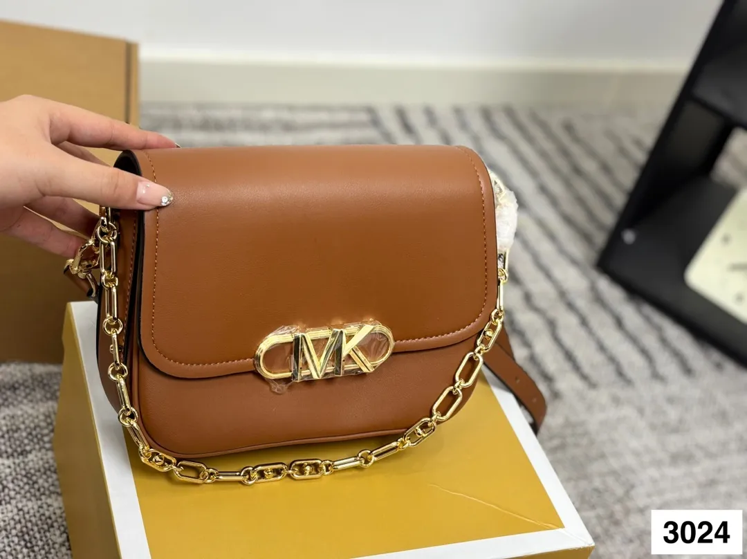 P145 配盒子 MK❤️款 早秋新款 真哒是人手必备 品牌力荐 大容量 很能装 推荐给大家 内里带logo 兼具定型包优雅和轻松慵懒休闲范 充满时尚感 有型前卫轻松出位 M家的款式越来越符合年轻人的审美 使用率越来越高👏👏👏尺寸：24.17