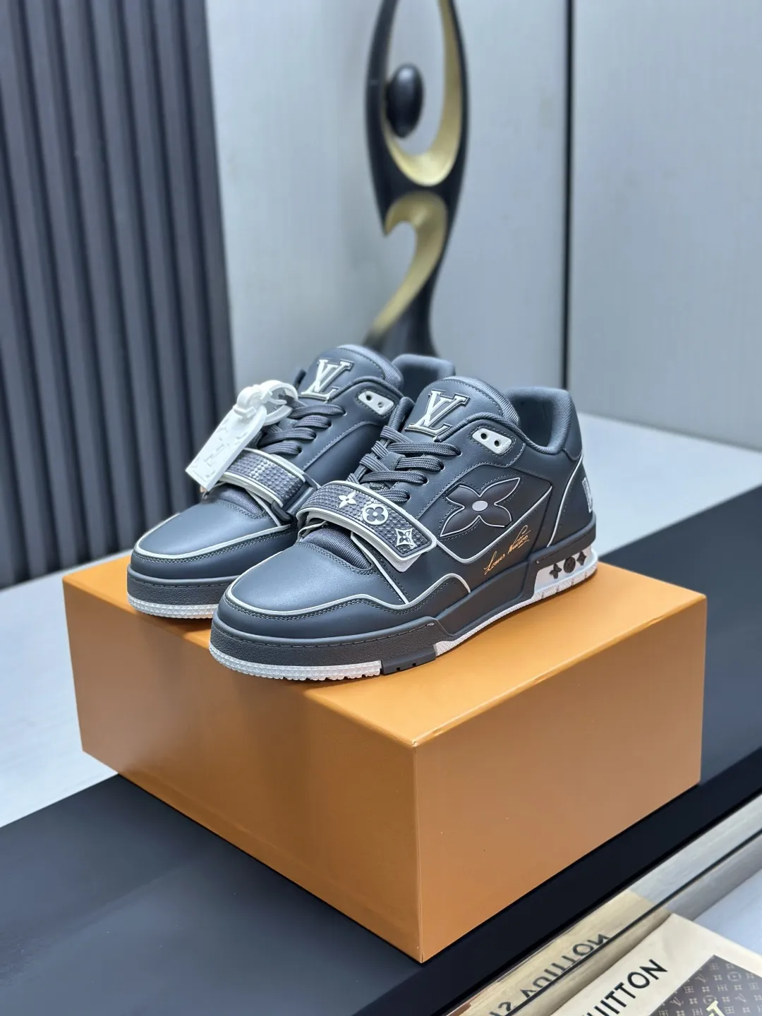 工厂直销&yen;300💰顶级版本 LV-路易威登-经典走秀新款 空胶工艺&middot;原版1：1开发复刻！！上脚非常舒适 奢侈用料，做工精细，中底印有欧洲制造英文字母 鞋面由意大利进口小牛皮拼接，侧边饰有品牌LOGO标志及签名，最新乳胶垫脚➕网布内里，脚感超舒适。原厂特供原版双色TPU组合大底。套包工艺 固特异缝合锁边 面料:独家定制头层牛皮 配件:独家私模Vuitton 标识， 内里:定制丝滑网里-头层丝绸牛皮内里 大底:TPU组合大底耐磨防滑防黄 垫脚:新款乳胶垫-网纱吸汗 专柜工艺:全电脑针车拉线 鞋头 后套 冷热定型 全套拉帮套楦中低logo花纹 专柜包装 -鞋带 证书 卡片 说明书 合格证 防尘袋 全网最齐包装 女款35-40男款38-46（38/46订做不退换！