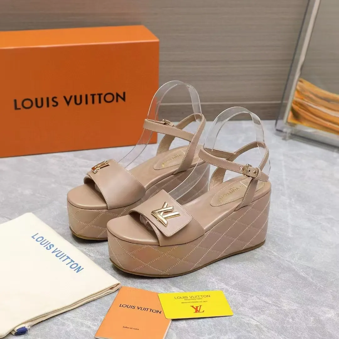 🔥🔥🔥顶级版本260💰💰 💯💯💯Lv最新恨天高 坡跟水台凉鞋 ⚡️2025夏季最新款Louis Vuitton/路易威登女款LV字母高跟凉鞋,此款V家凉鞋背面的Shake开放式臀部设计由进口小牛皮制成,大胆设计的色彩呈现,完美提升其现代线条,以其标志性的V行宽跟和带有品牌字母的精致细节而著称,灵感来自Twist包的标志性开舍,永恒的路易威登签名优雅 2025夏季女神们的夏季必备款, 原版复刻,脚感超舒适。尽显女王气质 鞋面:进口小牛软皮+LV字母装饰, 内里:进口羊皮 垫脚:进口羊皮垫脚, 大底:原版开模TPR大底 跟高:9CM 标准码:35-42(41 42码订做 不退不换) 配原版抽屉盒