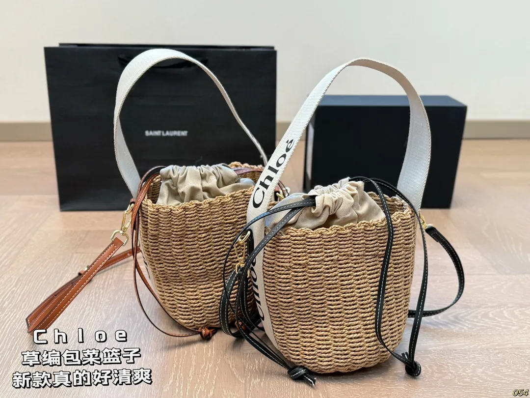 &yen;100 Chloe 克洛伊 新款草编包 菜篮子 真的好清爽炒适合海边 是属于夏天的包没错啦 背起来吧 姐妹们 尺寸: 15 18