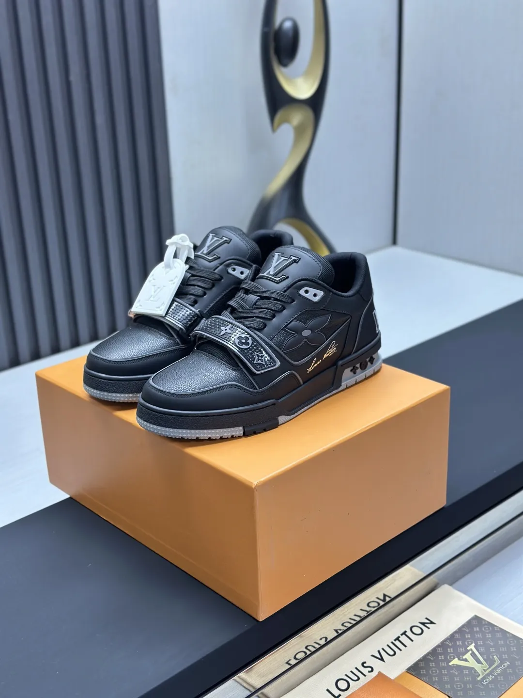 工厂直销&yen;300💰顶级版本 LV-路易威登-经典走秀新款 空胶工艺&middot;原版1：1开发复刻！！上脚非常舒适 奢侈用料，做工精细，中底印有欧洲制造英文字母 鞋面由意大利进口小牛皮拼接，侧边饰有品牌LOGO标志及签名，最新乳胶垫脚➕网布内里，脚感超舒适。原厂特供原版双色TPU组合大底。套包工艺 固特异缝合锁边 面料:独家定制头层牛皮 配件:独家私模Vuitton 标识， 内里:定制丝滑网里-头层丝绸牛皮内里 大底:TPU组合大底耐磨防滑防黄 垫脚:新款乳胶垫-网纱吸汗 专柜工艺:全电脑针车拉线 鞋头 后套 冷热定型 全套拉帮套楦中低logo花纹 专柜包装 -鞋带 证书 卡片 说明书 合格证 防尘袋 全网最齐包装 女款35-40男款38-46（38/46订做不退换！