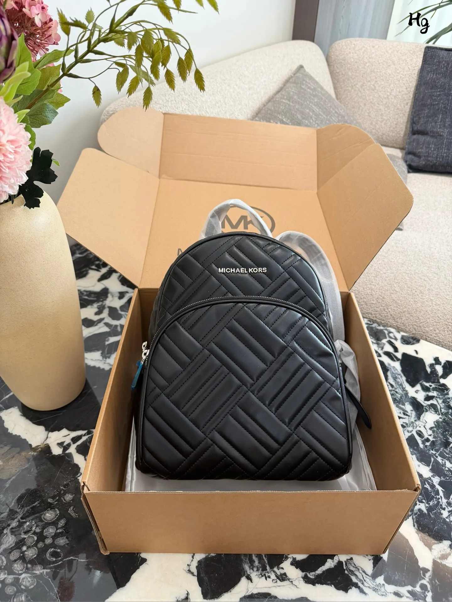 p190 mk 永不过时款，店里已经没有啦，少量囤货！😍✈️✈️这个太厉害啦🔥天啊最火的黑金色🙋爆款抓紧抢👏～#michaelkors 经典款abbey#羊皮双肩包 巨折‼️🖤✌️皮质柔软细腻，特别轻特别好用，真是自带高级感 🉑️ 尺寸：32*27*12cm🔥🔥