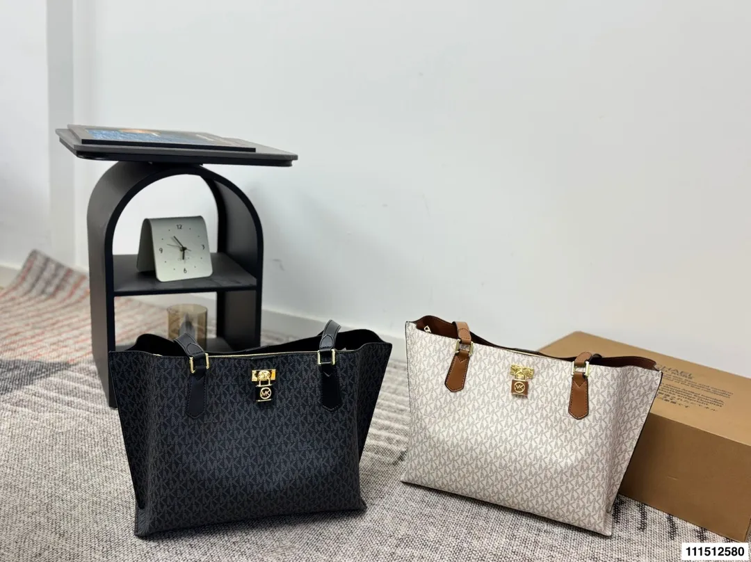 P170配盒⚠️尺寸34.25 MK 托特包 Mk应该算是轻奢品牌中质量最好的了，十分耐操，而且他家包包的设计一点也不会比大牌差，重点是还是咱家幂幂代言的哦。性价比极高，材质，设计都极好。低调的标志加上大气的外形设计，非常适合职场女性，低调又独立。