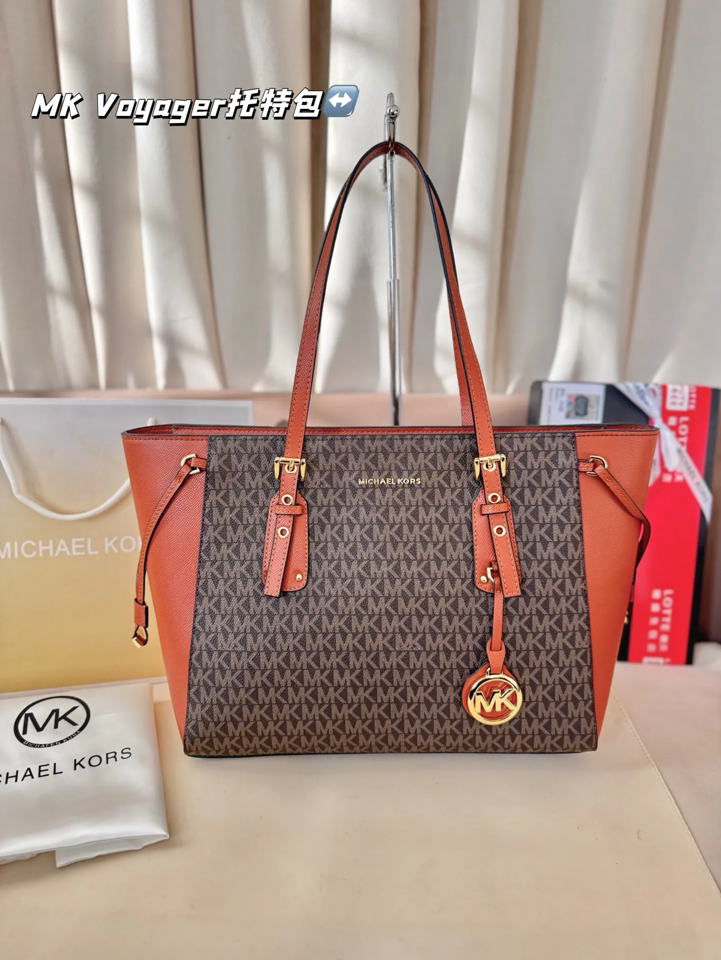 P165 配盒子 MK Voyager托特包 特别适合宝妈,或者日常通勤,巨能装。可以放下平板,平板电脑,短途旅行可以直接放几套衣服啥的,比较实用。尺寸:32*5*25