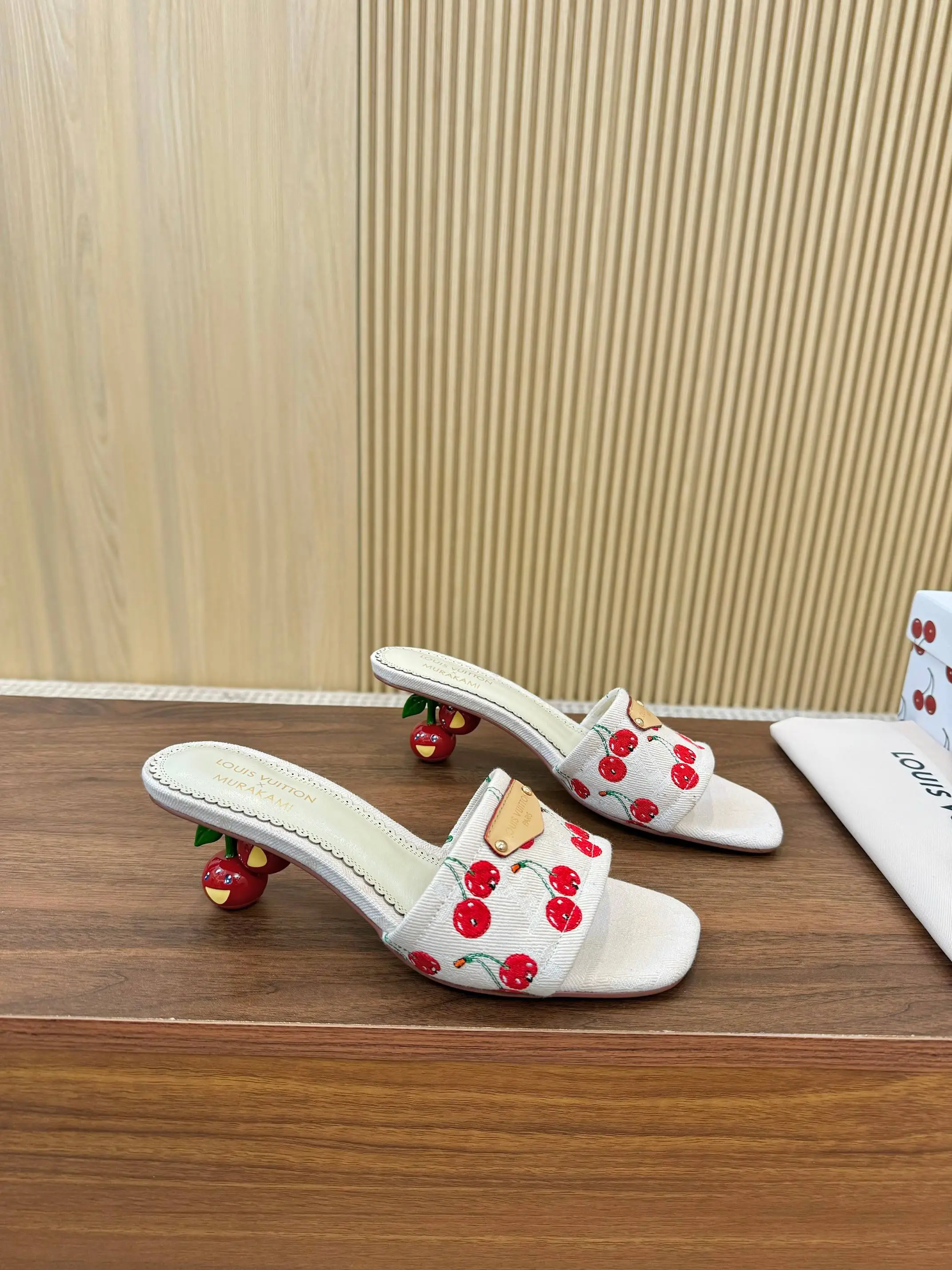 胶底p200 真皮底240🍒LV村上隆联名款🍒樱桃跟凉鞋拖鞋2025 早春新款 ‼️原版一致 硬货上新🆕高级感十足!国内外博主刷爆的一款,复古又时髦 上脚美炸了!官网小红书主推款 鞋面:定制原版材质+🍒刺绣 内里:进口羊皮里 大底:像胶底和真皮大底 鞋码: 35-43(35、43定制不退不换)