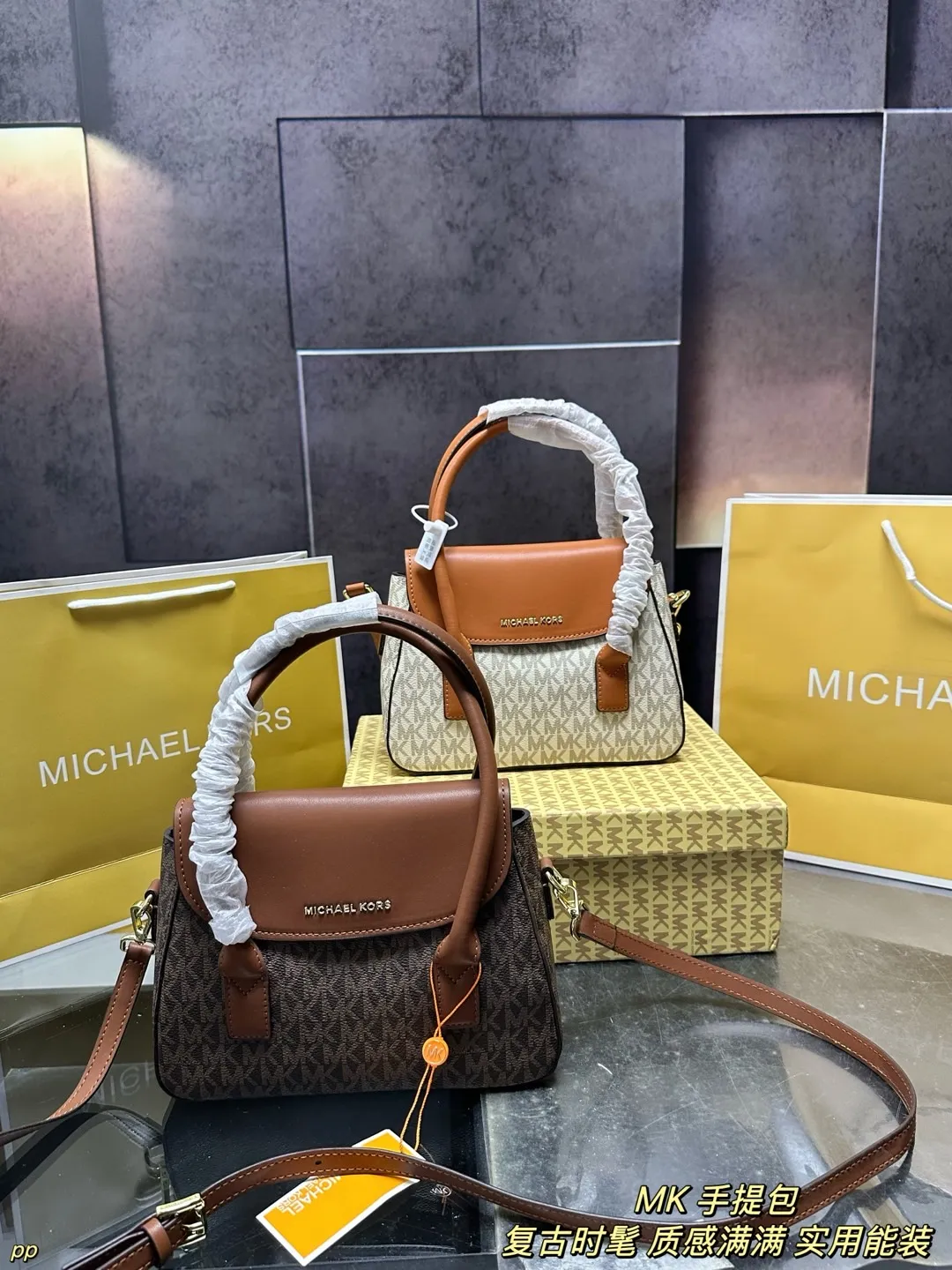 P135 配盒 MK 新款手提包 全新设计的可调节式肩带，大大的增加了使用的便利性！尺寸可容纳随身物品！容量不容小觑，很能装！ 尺寸：23*17CM