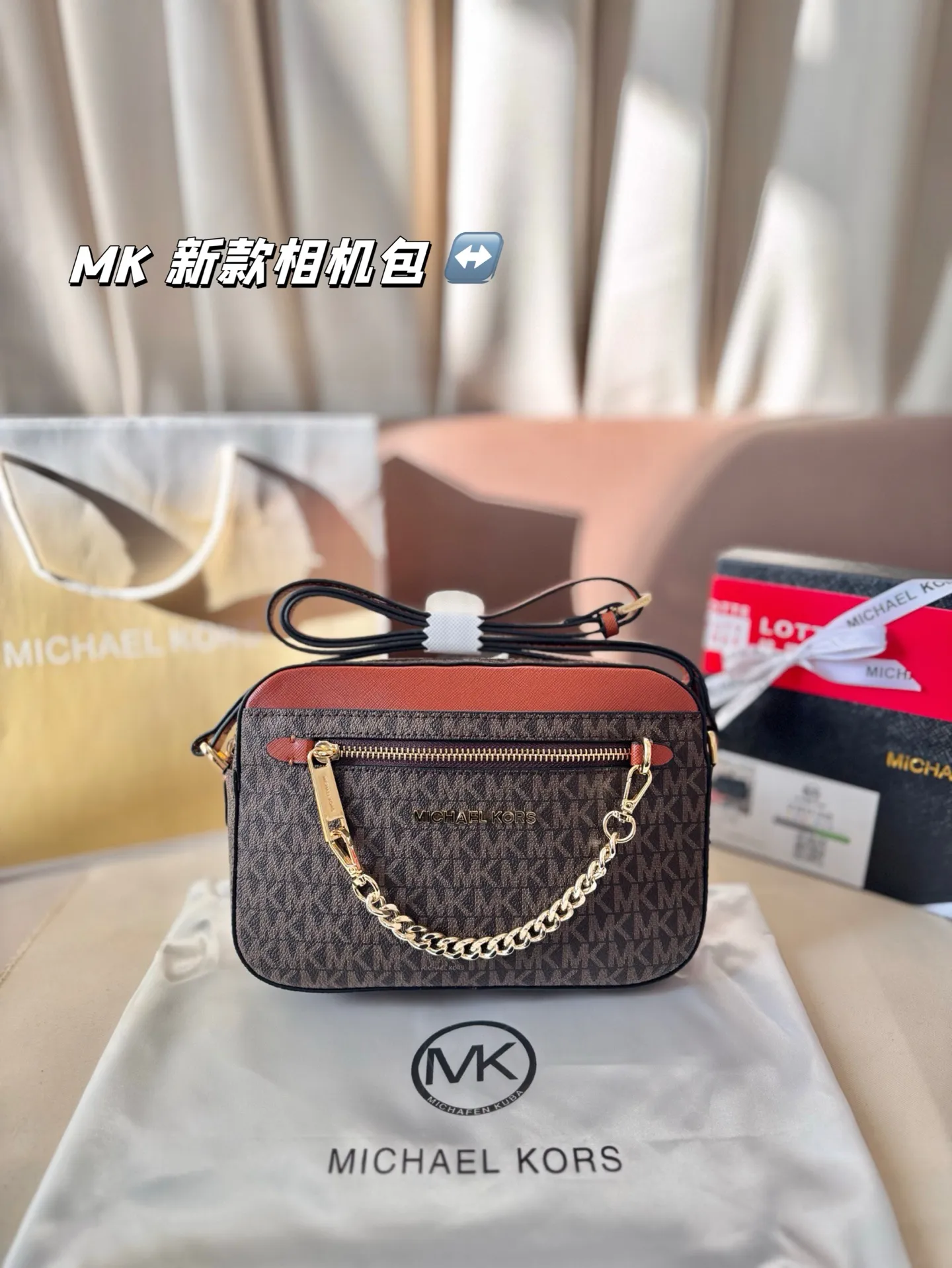 P130 配盒子 MK 新款相机包 专柜最新同歩 最新款 新鲜出炉啦‼️简直是美到人心啦 原版五金logo 首选进口皮料 质感超赞😍😍所谓人人必备一款 这个款式必须自留 真的是让人眼前一亮 喜欢的美妞抓紧啦 实物简直太美 尺寸：24*17