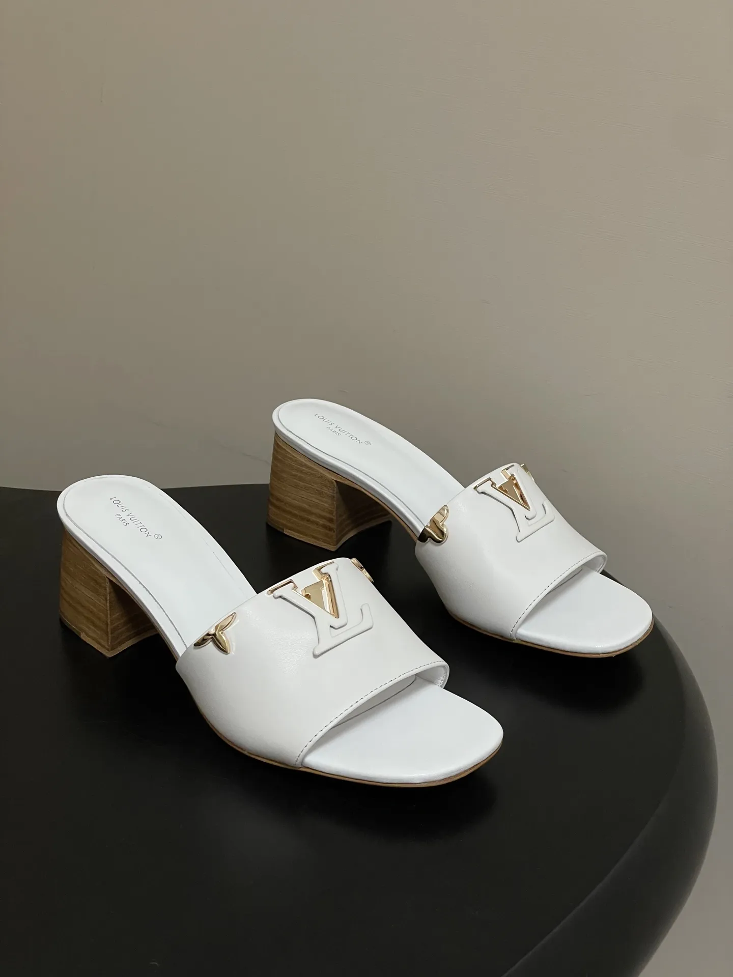 p260- 经典款Louis vuitteon路易威登 Lv Isola凉拖鞋系列经典字母logo大扣一字带粗跟拖鞋五金扣平底凉拖鞋 LV Isola穆勒凉拖，选用优质小牛皮，搭配金属LV Logo，简约又超有辨识度！木质粗跟设计，舒适又时髦，日常通勤、休闲都能轻松驾驭。开放式鞋面，夏天穿超透气，白色百搭，裙装裤装随心搭配，轻松get高级感穿搭风格！ 这款拖鞋展示的是一种轻松而优雅的风格，由柔软的小牛皮制成。这款型号以其宽大的鞋面而闻名，上面点缀着部分皮革覆盖的品牌配件，加以精致而耐用的皮革大底完成了这一设计！ 鞋面：定制小牛皮 内里垫脚：羊皮 跟高：平底/4.5cm 鞋底：意大利真皮大底 码数：35-39（40.41.42定做不退换）