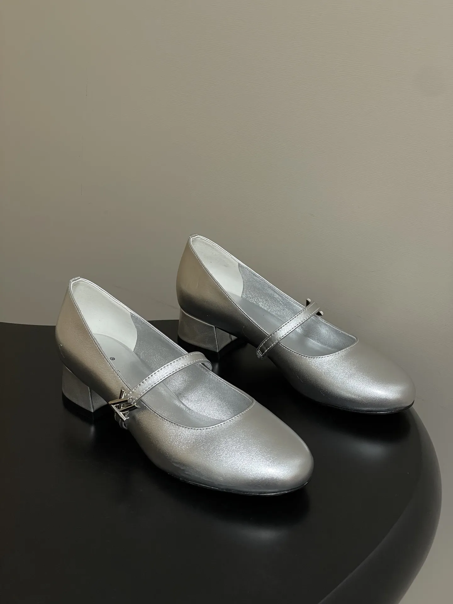 p290- 26ss春夏新款Louis Vuitton LV ROMY高跟鞋系列最 小矮跟后空凉鞋 经典五金金属V扣玛丽珍鞋后空粗跟凉鞋字母标单鞋 本款Romy 高跟鞋取材真皮革，呈现柔软质感和利落外观。圆润鞋头流露柔美气息，弹力后带方便穿脱。皮革包覆平稳方跟和纤细鞋带，后者点缀LV Twist装饰。 可爱的圆头造型搭配LV标志-精致又好看，粗跟脚感特别的好穿舒适。经典百搭单品！ 原版开模V型金属跟！ 鞋面：小牛皮 内里垫脚：羊皮 鞋底：意大利A级真皮大底 跟高：3.5cm 码数：35-39（40.41定做不退换）