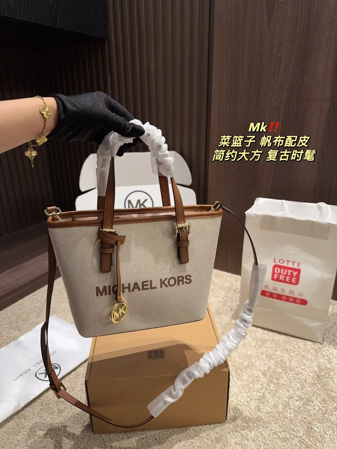 ✅帆布配皮 P160配盒⚠尺寸21.19cm MK 菜篮子 时髦拿捏住啦 不显老气好好搭啊 而旦貌美气质加成好高的呀~ 爱死了这份从容优雅