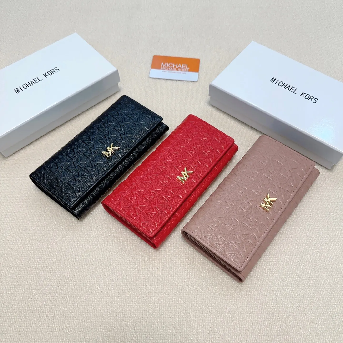 P95🎀🎀颜色 黑 粉 红🎀尺寸 19x10🎀MK✨优质牛皮🐂手感一流👏时尚设计💋潮版百搭,简约大方,经典永不过时💍长款钱包