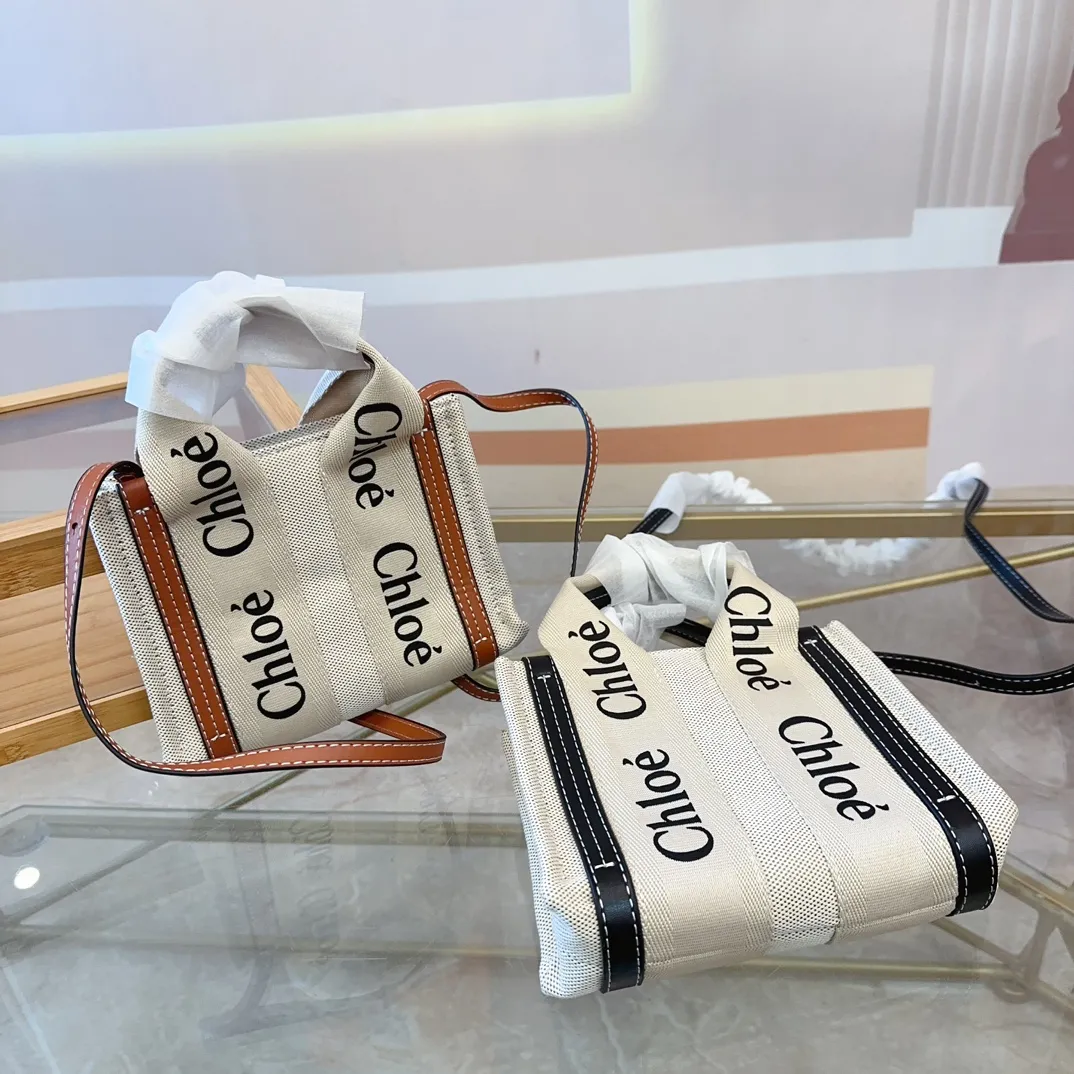 P100 Chloe 克洛伊woody 迷你 mini 美拉德配色 #草编包 mini 以更为精巧的外型轮廓抢占目光可爱的设计沿袭以往手袋的经典样貌与细节 mini唯一改变的就是更娇小玲珑 但最棒的是容量方面 一样无须妥协 手机车钥匙气垫等小物品都可放手提斜挎都OK 尺寸20.15cmch