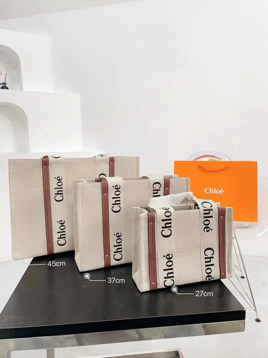 📷💰110 💰105 💰100 Chloe 克洛伊购物袋🛍️Chloe堪称潮包制作机,就在2021年伊始,有一款默默卖翻的手提袋 Woody Tote Bag,在社群掀起极高讨论度,主要原因除了款式美之外,更应容量能装,超高CP值等等优点 尺寸，45cm，37cm，27cm