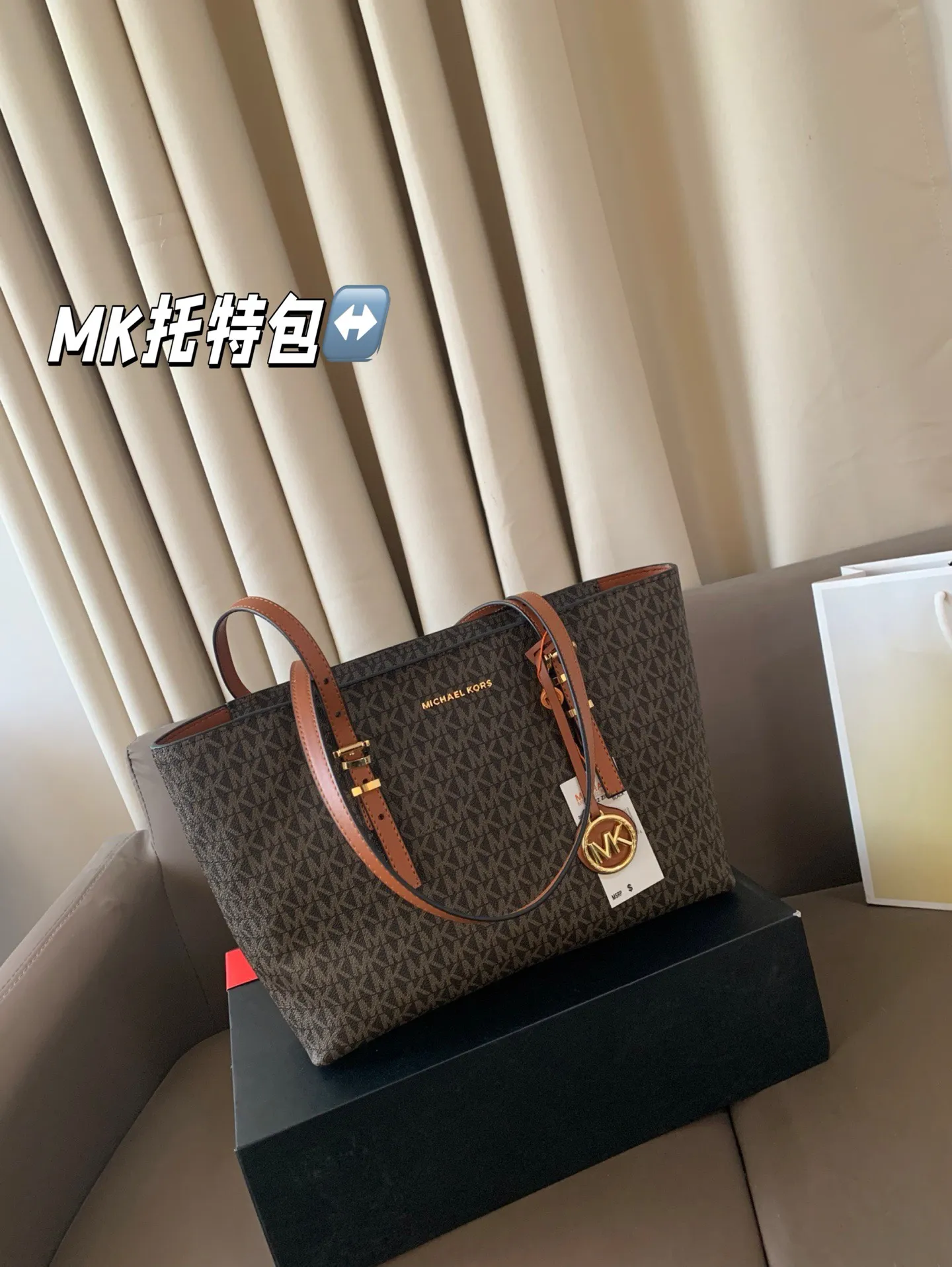 P180 配盒子 MK托特 超适合秋冬背的MK包包 MK万年耐看老花包，托特包 经典爆 的色系包型，完全不会老气!! 经典百搭，日常通勤超适合，颜值和质感都拉满了!绝美的包包配上大空间的容量 尺寸：30*24