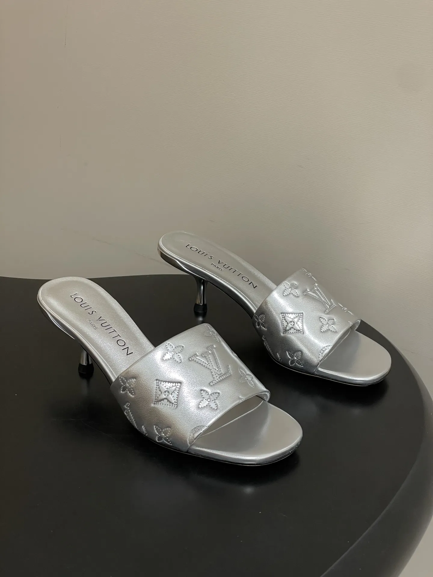 p260- 26Ss春夏新款Louis vuiteeon 路易威登LV 6AM凉拖鞋小猫跟拖鞋字母压印一字带平底拖鞋 本款6AM凉拖取材粒面牛皮革,以饰压印筑LV字母和Monogram花卉,令宽幅鞋面闪烁金属莹泽。妩媚小猫跟和柔软皮革外底完善整体。 鞋面:牛皮 内里垫脚:羊皮 鞋底:意大利真皮大底 跟高:平底/5.5cm 码数:35-39(40.41.42定做不退换)