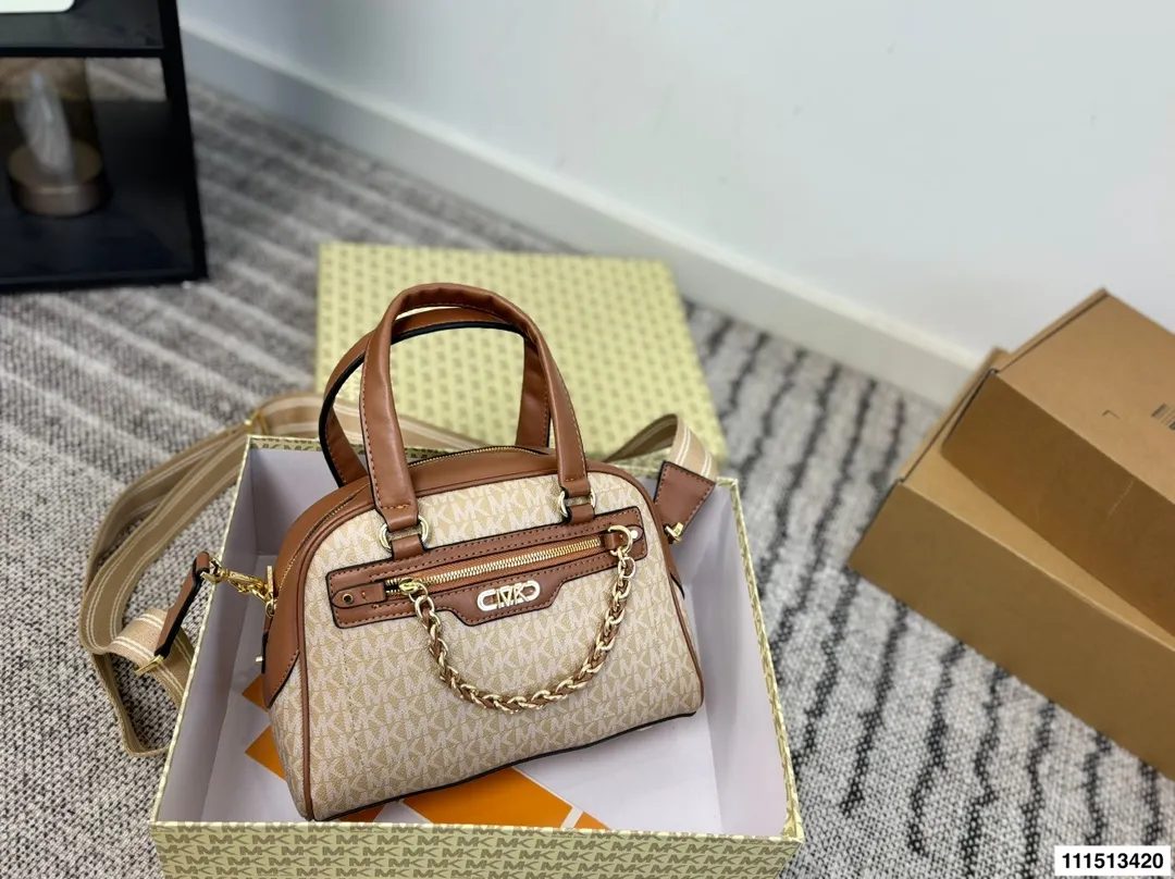 p160 配盒子 MK贝壳包 材质耐造耐磨 设计简约 包身轻便 日常造不心疼 上身酷!时髦! 尺寸26 18