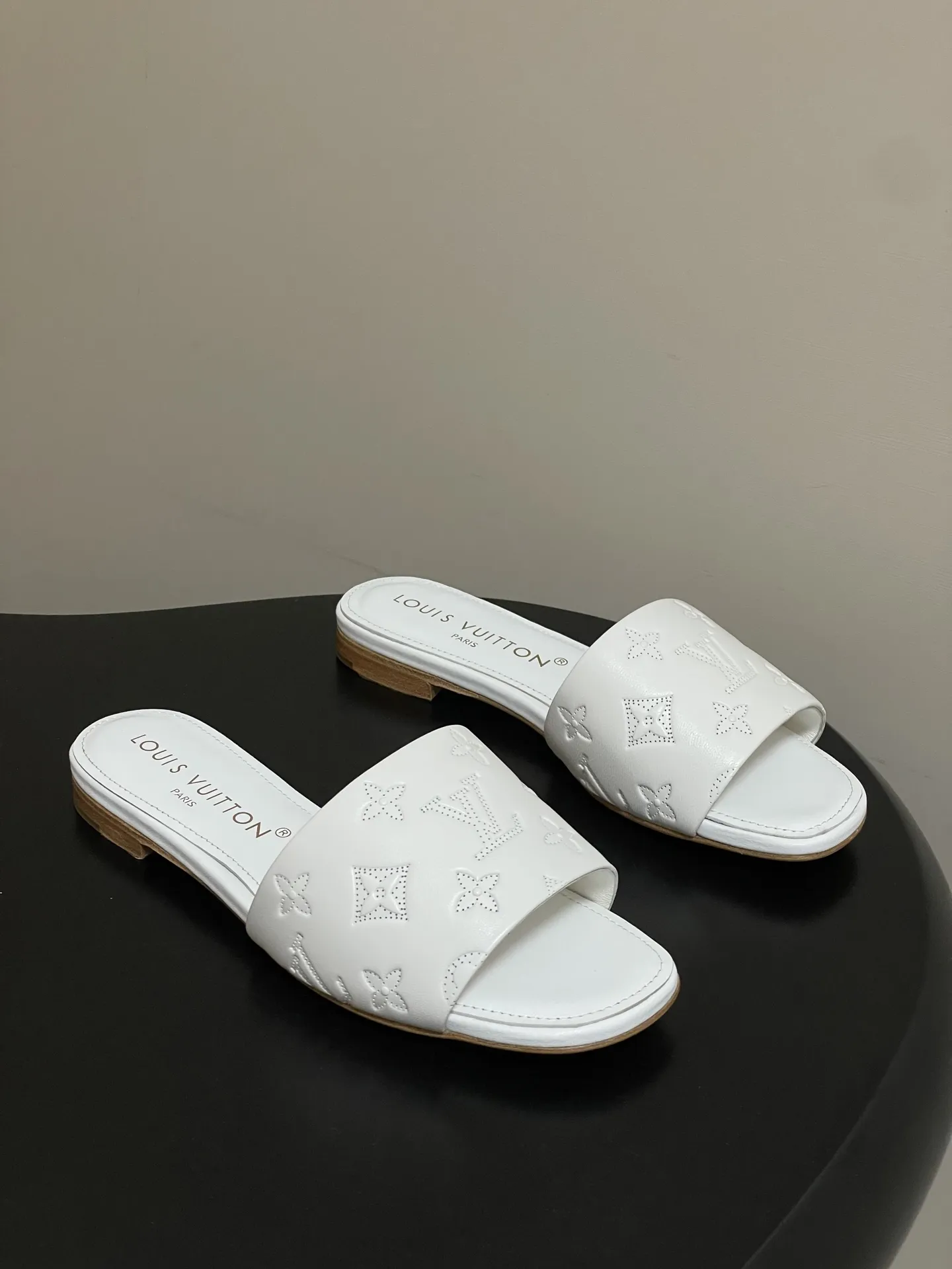 p260- 26Ss春夏新款Louis vuiteeon 路易威登LV 6AM凉拖鞋小猫跟拖鞋字母压印一字带平底拖鞋 本款6AM凉拖取材粒面牛皮革，以饰压印筑LV字母和Monogram花卉，令宽幅鞋面闪烁金属莹泽。妩媚小猫跟和柔软皮革外底完善整体。 鞋面：牛皮 内里垫脚：羊皮 鞋底：意大利真皮大底 跟高：平底/5.5cm 码数：35-39（40.41.42定做不退换）