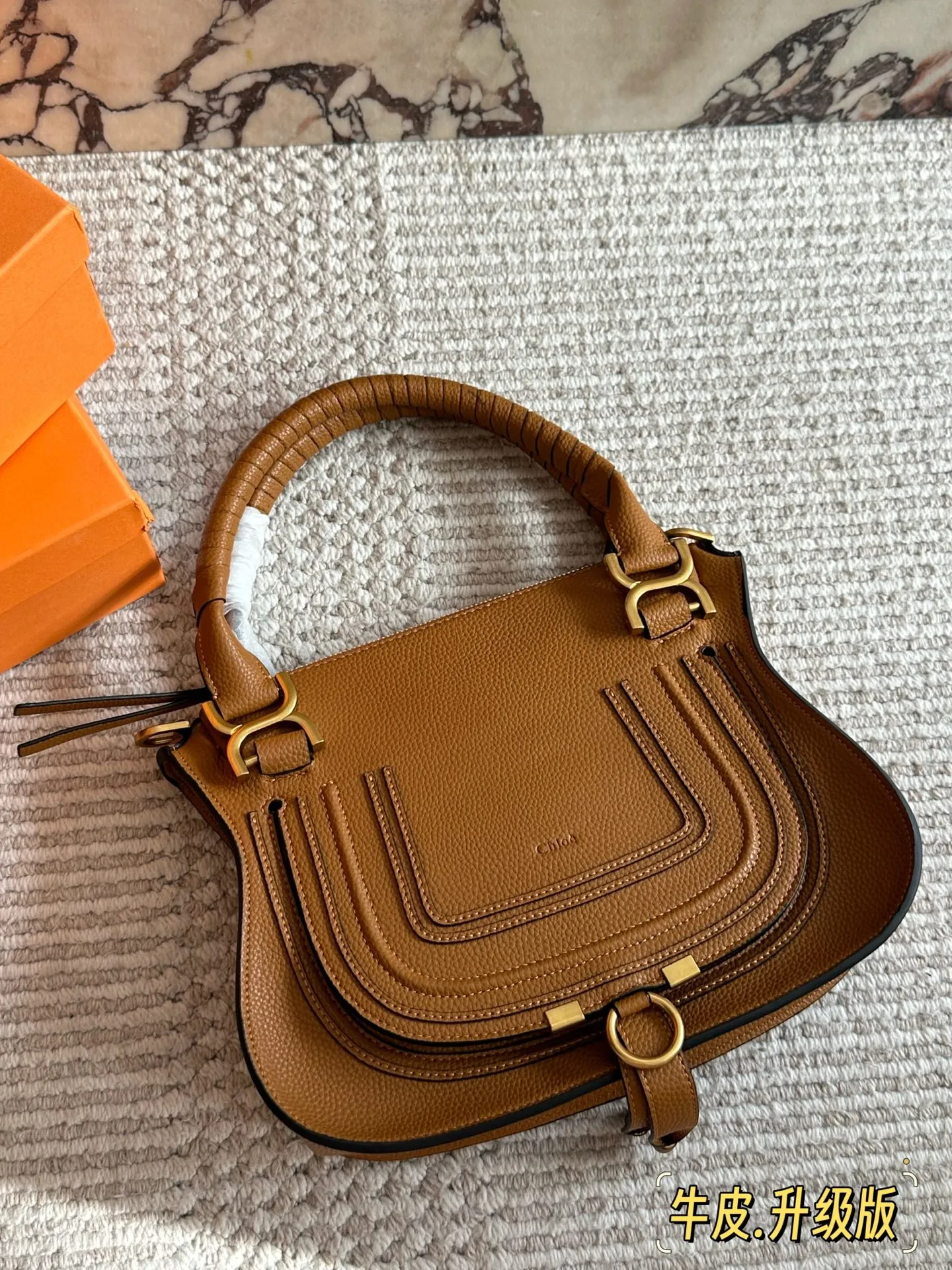 牛皮💰255 配盒 size:30*24 cm Chloe的手提马鞍包 翻毛皮/流苏/铆钉/马蹄扣 融入时髦的元素! 复古🈶️高级!