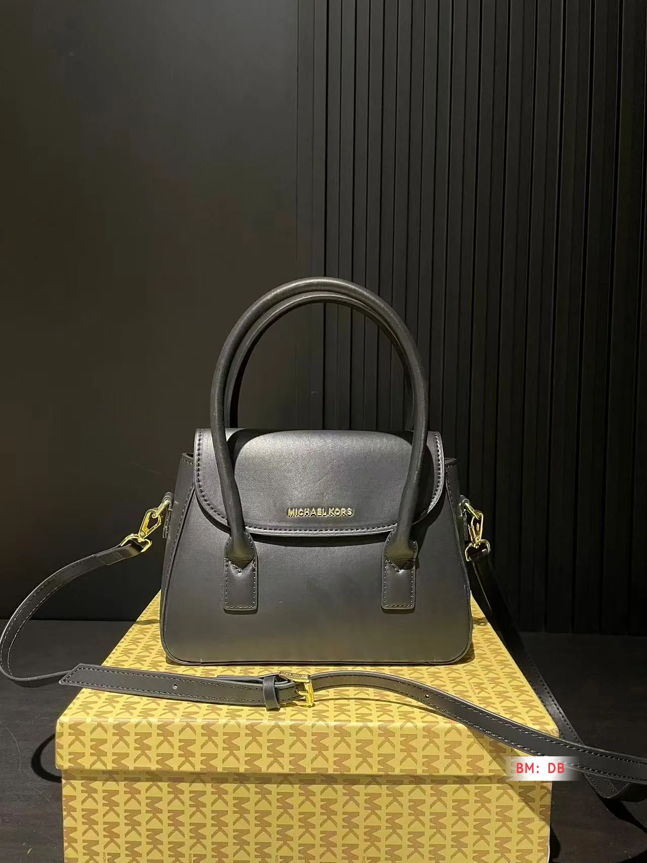 💰135 配盒 MK 新款手提包 这款复古包就很好看啊!无论从设计还是皮质上都很合我心!容量不容小觑,很能装!姐妹们买起来!尺寸:18*18