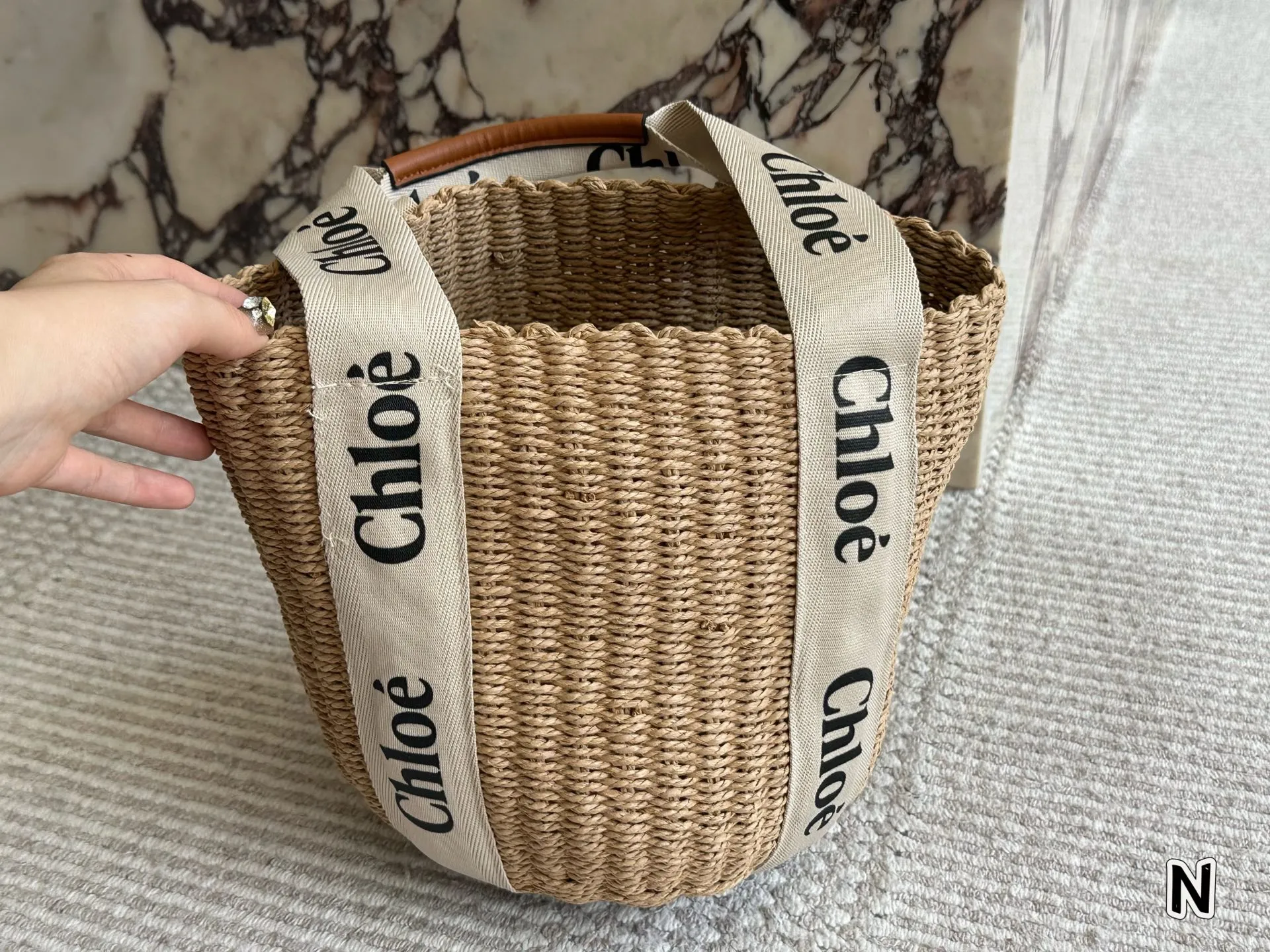 ¥110 chloe这个新款草编包菜篮子 印logo的手提袋和皮肩带还有草编的组合真的好清爽炒适合海边,是属于夏天的包没错啦而且到目前为止没有跟任何人撞过包国 容量很大,可以放两部手机,还有一些女孩子补妆的东西,实用满分了,被路人夸好看是对它最大的赞美吧 夏天的样子 背起来吧 姐妹们 尺寸 25cm