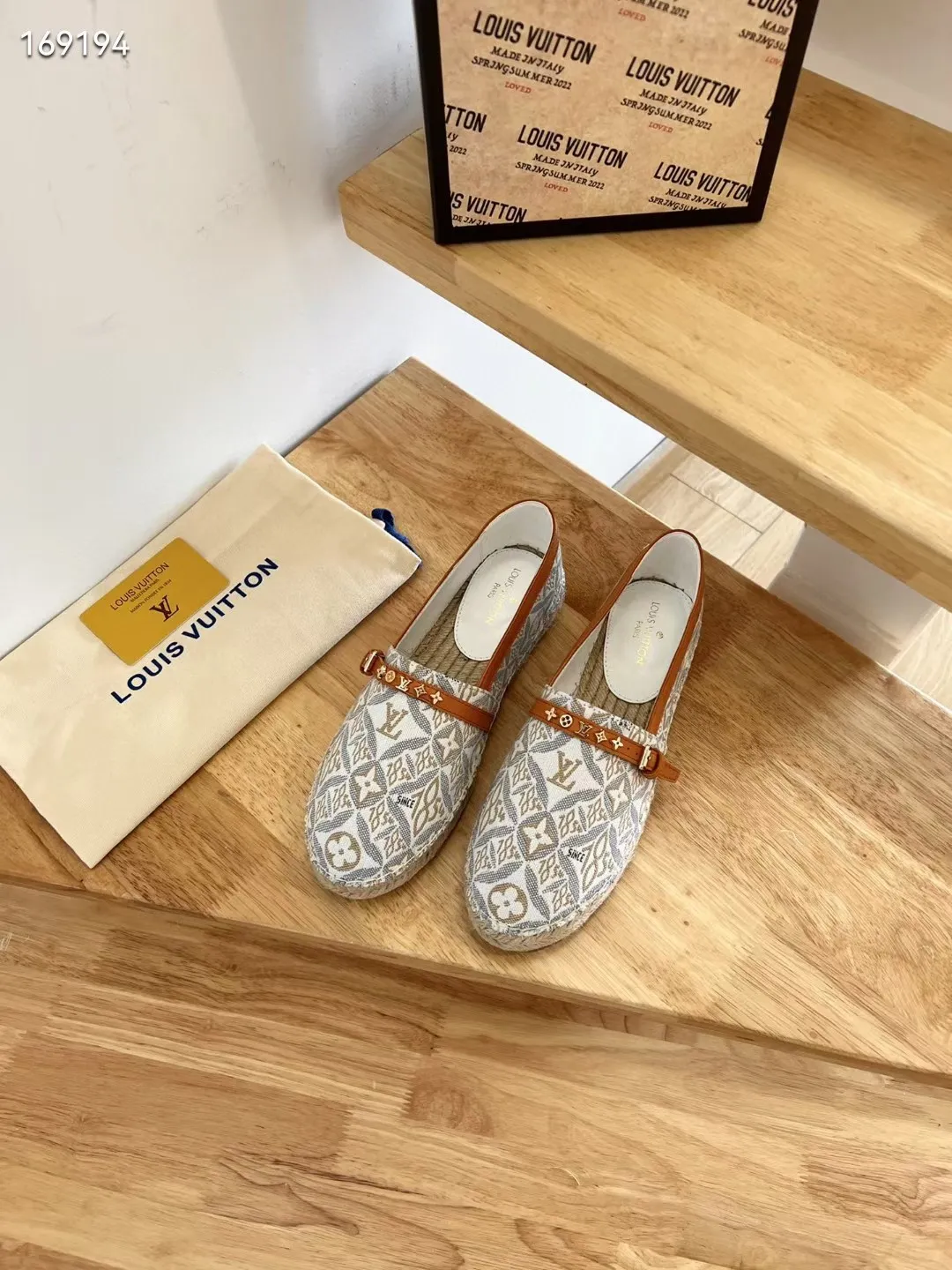 P210、🆕🆕🆕 【Lvui &hellip;&hellip;Vuitton/】顶级代购货，渔夫鞋 ！HK海港城原版购入，原版一比一开发，绝对放心卖！Starboard 平面便鞋取材于丹宁字母印花牛仔布，其LV交织字母花朵标识。传统麻绳编底和橡胶外底提升耐磨性能 &middot;丹宁牛仔布 &middot;麻绳编底 &middot;橡胶外底 &middot;lv字母花朵标识 &middot;意大利制造 &middot;码数35-41