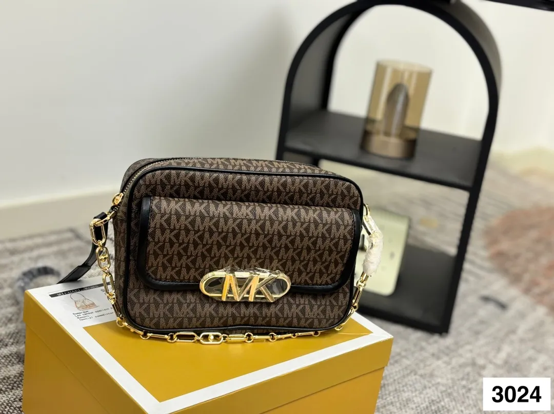 P145 配盒子 MK 新款相机包 专柜最新同歩 最新款 新鲜出炉啦‼️简直是美到人心啦 原版五金logo 首选进口皮料 质感超赞😍😍所谓人人必备一款 这个款式必须自留 真的是让人眼前一亮 喜欢的美妞抓紧啦 实物简直太美尺寸：24 16