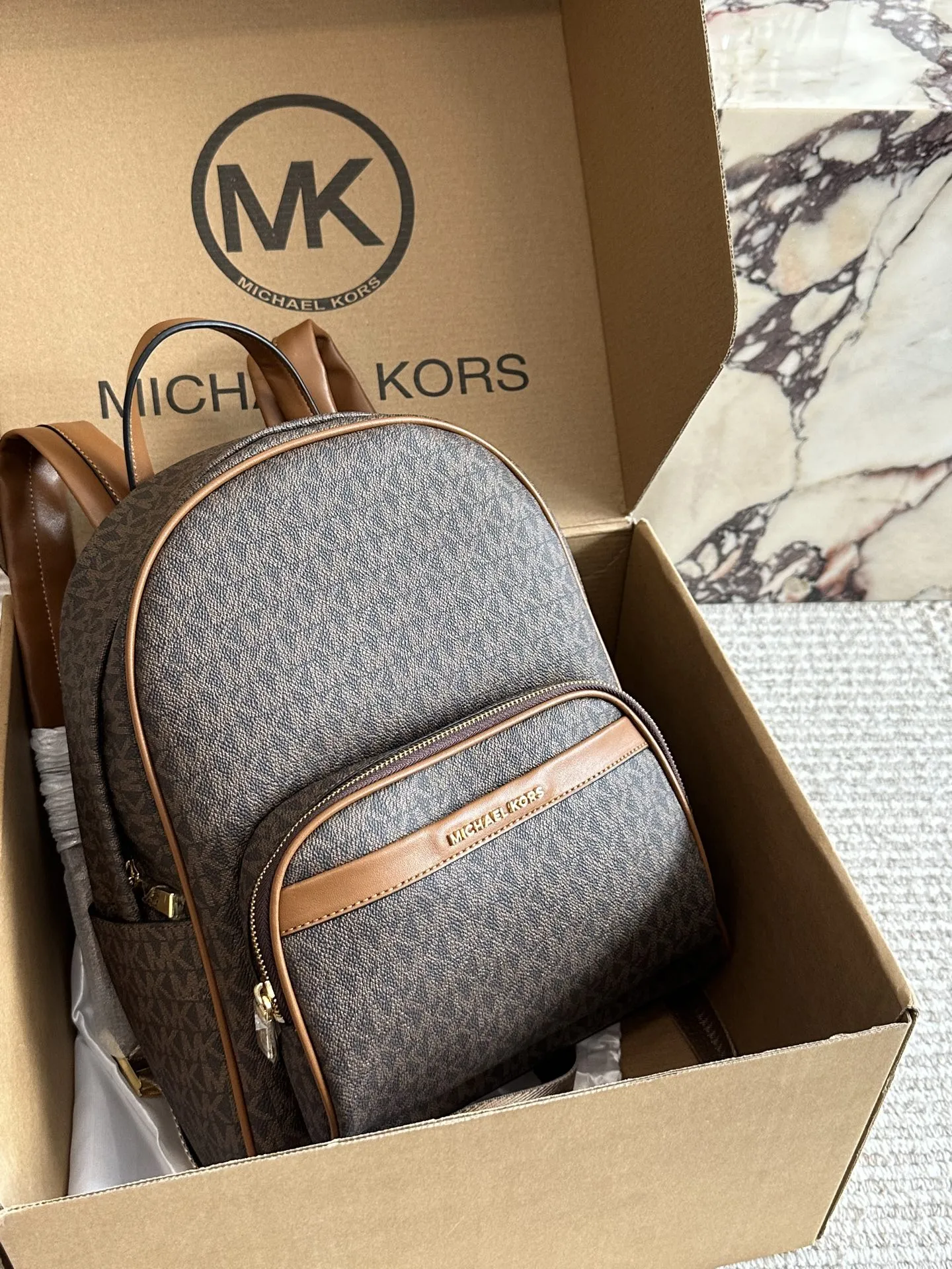 p190 配盒 MK复古双肩包JAYCEE系列中号 MK中号新款双肩包这个配色永远都是很受欢迎兴MichaelkorsMK新出的复古双肩包JAYCEE系列非常可尺寸约:24×10×30