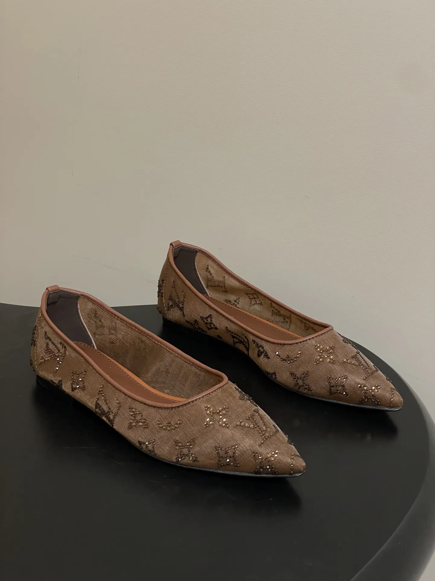 p260- 25ss夏季新款 LOUIS VUITTON 路易威登 LV 网纱钻面仙女鞋网面烫钻平底单鞋 Bing...Bling...✨网纱水晶钻• 鞋面采用了透气的网纱材质,这种材质不仅能让脚部在穿着时保持相对透气舒适,同时也让鞋面上的水钻装饰更加醒目亮眼;内里羊皮,贴合脚部肌肤,提升穿着的舒适体验! 尖头的设计能够拉长脚部线条,让脚部看起来更加纤细优雅,平底的设定则保证了穿着时的舒适度与行走的便利性,适合日常长时间穿着或者搭配较为正式、休闲的服装造型。 鞋面:定制网面镶烫澳洲水钻 内里垫脚:羊皮 鞋底:意大利A级真皮大底 跟高:平底/8.5cm 码数:35-39(40.41定做不退换)