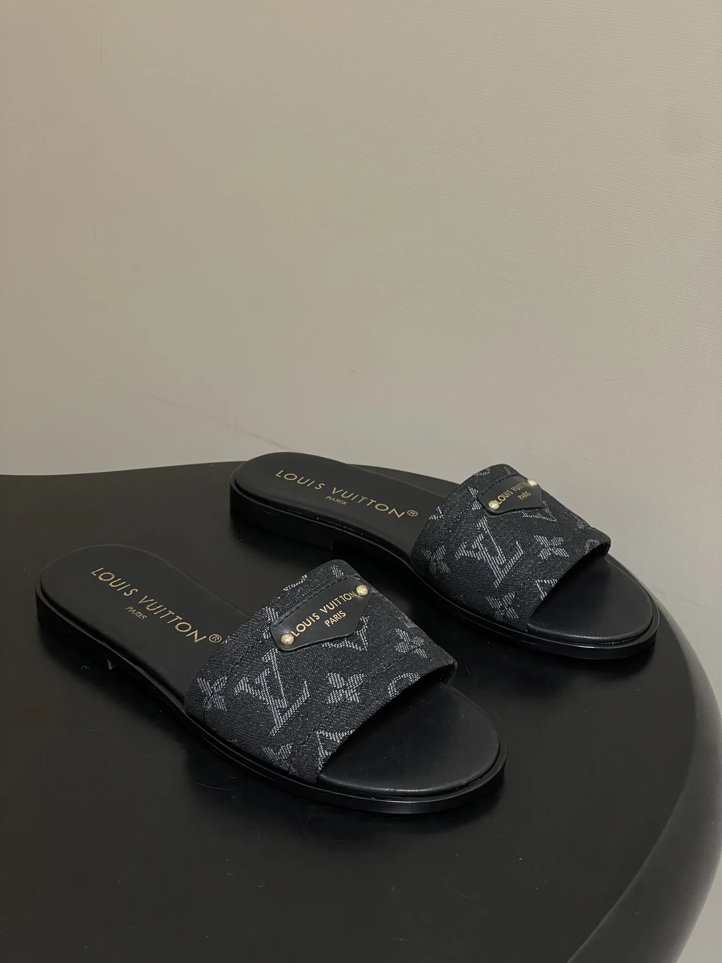 p260- 25ss夏季新款 LOUIS VUITTON 路易威登 Lv Lily丹宁牛仔老花布平底一字带凉拖鞋 Lily 平底凉拖以标志性Monogram丹宁布构筑闲雅设计，为宽幅鞋面融入路易威登标识压纹皮革标签和耀目饰钉，与皮具系列异曲同工。嵌入橡胶的柔软皮革外底升级舒适体验。 鞋面：定制丹宁老花布 内里垫脚：羊皮 鞋底：意大利加厚真皮大底 码数：35-41（40.41定做不退换）