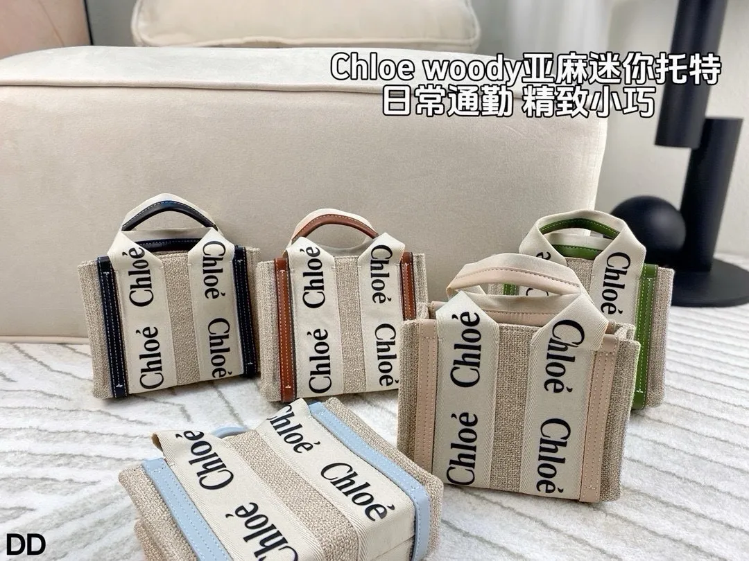 p100 无盒🎁 Chloe Woody tote mini 太有范儿了小巧可爱 配色高级 自重轻 手提斜挎完全无压力 mini的同时还可以放下手机哦 这贴心的设计太爱了！尺寸：19.5*15
