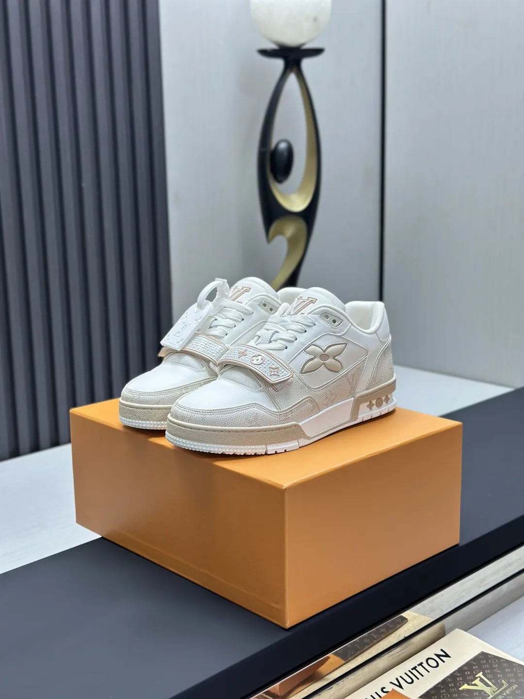 工厂直销&yen;300💰顶级版本 LV-路易威登-经典走秀新款 空胶工艺&middot;原版1：1开发复刻！！上脚非常舒适 奢侈用料，做工精细，中底印有欧洲制造英文字母 鞋面由意大利进口小牛皮拼接，侧边饰有品牌LOGO标志及签名，最新乳胶垫脚➕网布内里，脚感超舒适。原厂特供原版双色TPU组合大底。套包工艺 固特异缝合锁边 面料:独家定制头层牛皮 配件:独家私模Vuitton 标识， 内里:定制丝滑网里-头层丝绸牛皮内里 大底:TPU组合大底耐磨防滑防黄 垫脚:新款乳胶垫-网纱吸汗 专柜工艺:全电脑针车拉线 鞋头 后套 冷热定型 全套拉帮套楦中低logo花纹 专柜包装 -鞋带 证书 卡片 说明书 合格证 防尘袋 全网最齐包装 女款35-40男款38-46（38/46订做不退换！