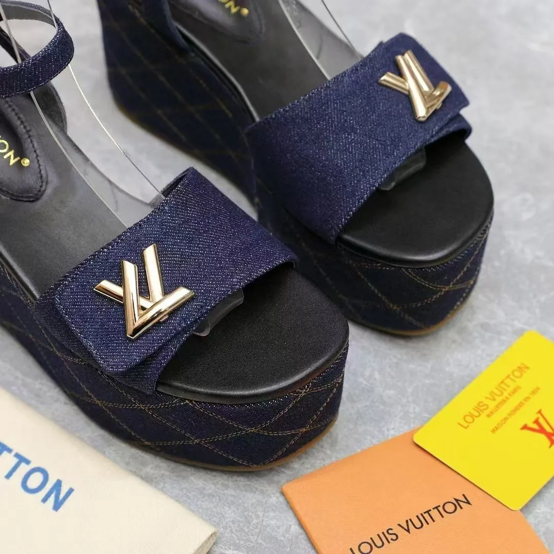 🔥🔥🔥顶级版本260💰💰 💯💯💯Lv最新恨天高 坡跟水台凉鞋 ⚡️2025夏季最新款Louis Vuitton/路易威登女款LV字母高跟凉鞋,此款V家凉鞋背面的Shake开放式臀部设计由进口小牛皮制成,大胆设计的色彩呈现,完美提升其现代线条,以其标志性的V行宽跟和带有品牌字母的精致细节而著称,灵感来自Twist包的标志性开舍,永恒的路易威登签名优雅 2025夏季女神们的夏季必备款, 原版复刻,脚感超舒适。尽显女王气质 鞋面:进口小牛软皮+LV字母装饰, 内里:进口羊皮 垫脚:进口羊皮垫脚, 大底:原版开模TPR大底 跟高:9CM 标准码:35-42(41 42码订做 不退不换) 配原版抽屉盒