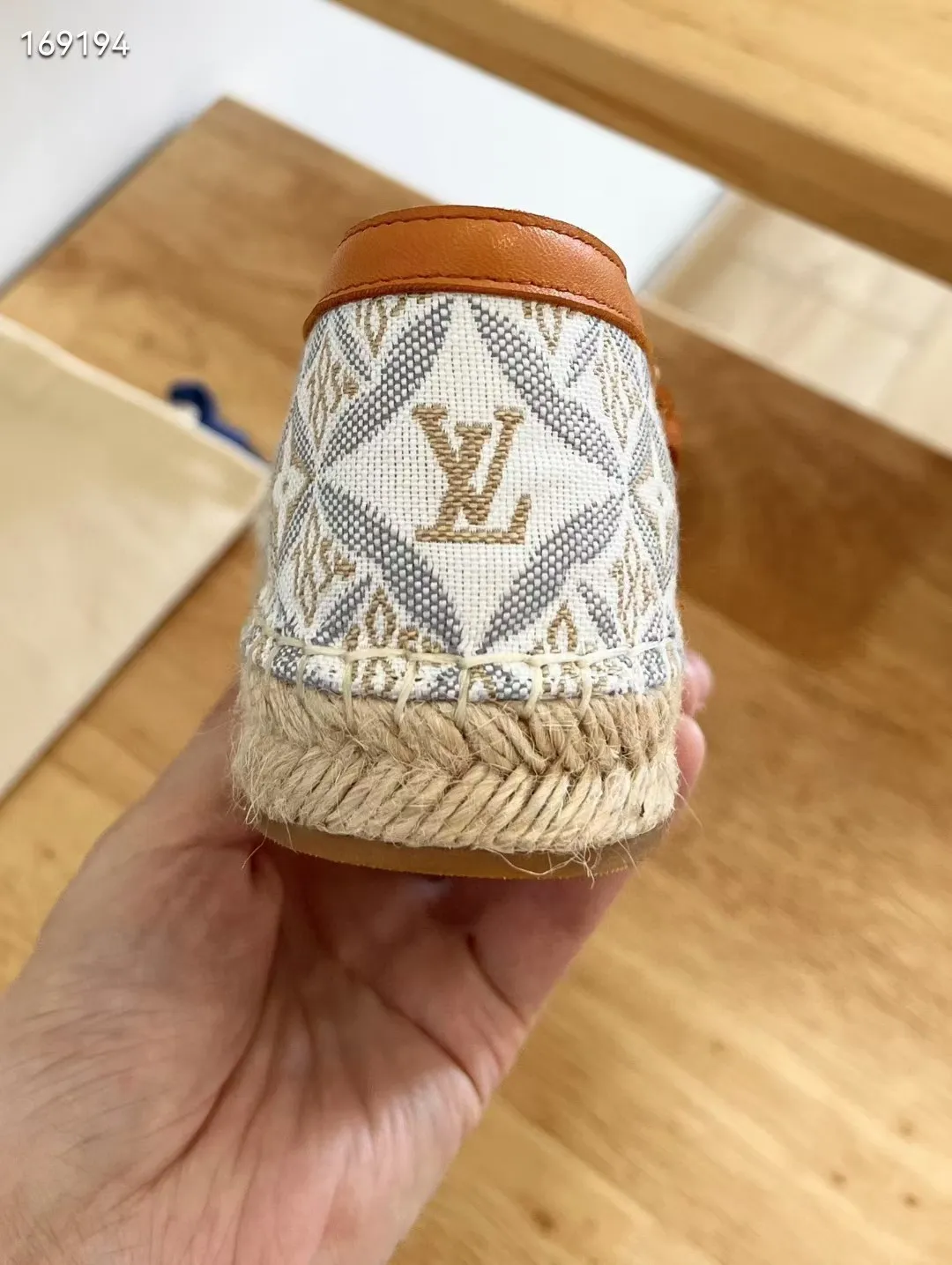 P210、🆕🆕🆕 【Lvui ……Vuitton/】顶级代购货,渔夫鞋 !HK海港城原版购入,原版一比一开发,绝对放心卖!Starboard 平面便鞋取材于丹宁字母印花牛仔布,其LV交织字母花朵标识。传统麻绳编底和橡胶外底提升耐磨性能 ·丹宁牛仔布 ·麻绳编底 ·橡胶外底 ·lv字母花朵标识 ·意大利制造 ·码数35-41