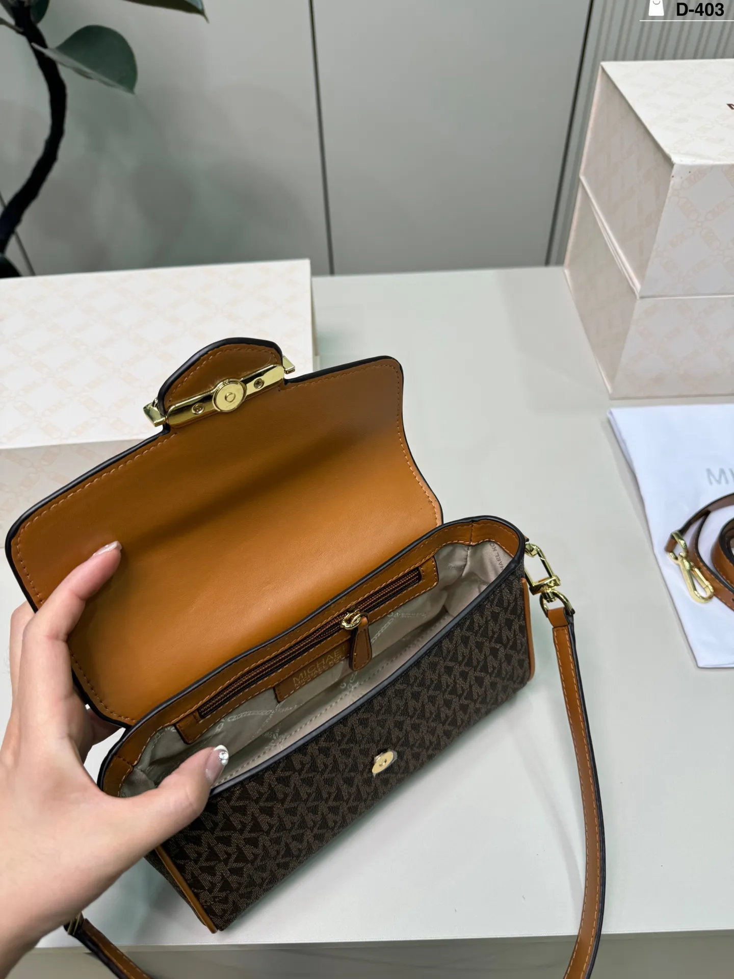 💰p135 D-403尺寸23&times;13折叠盒 MK 腋下包 MK新品单肩法棍包，硬挺时髦。 集潮流与实用为一体。
