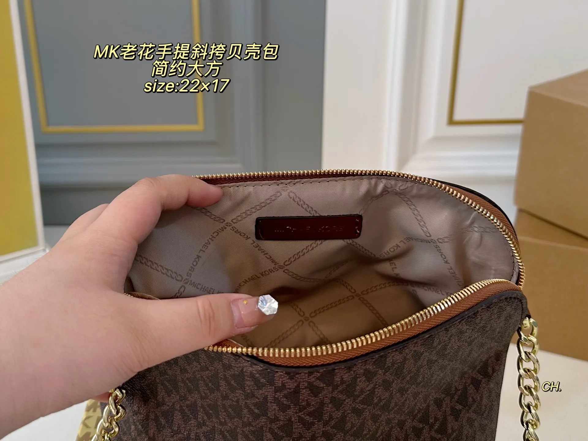 P135(配盒) size:22×17 MK老花手提斜挎贝壳包女包🔥 简约大方,超多颜色🉑️选 高级有质感,轻便实用! 时尚与休闲无缝衔接‼️