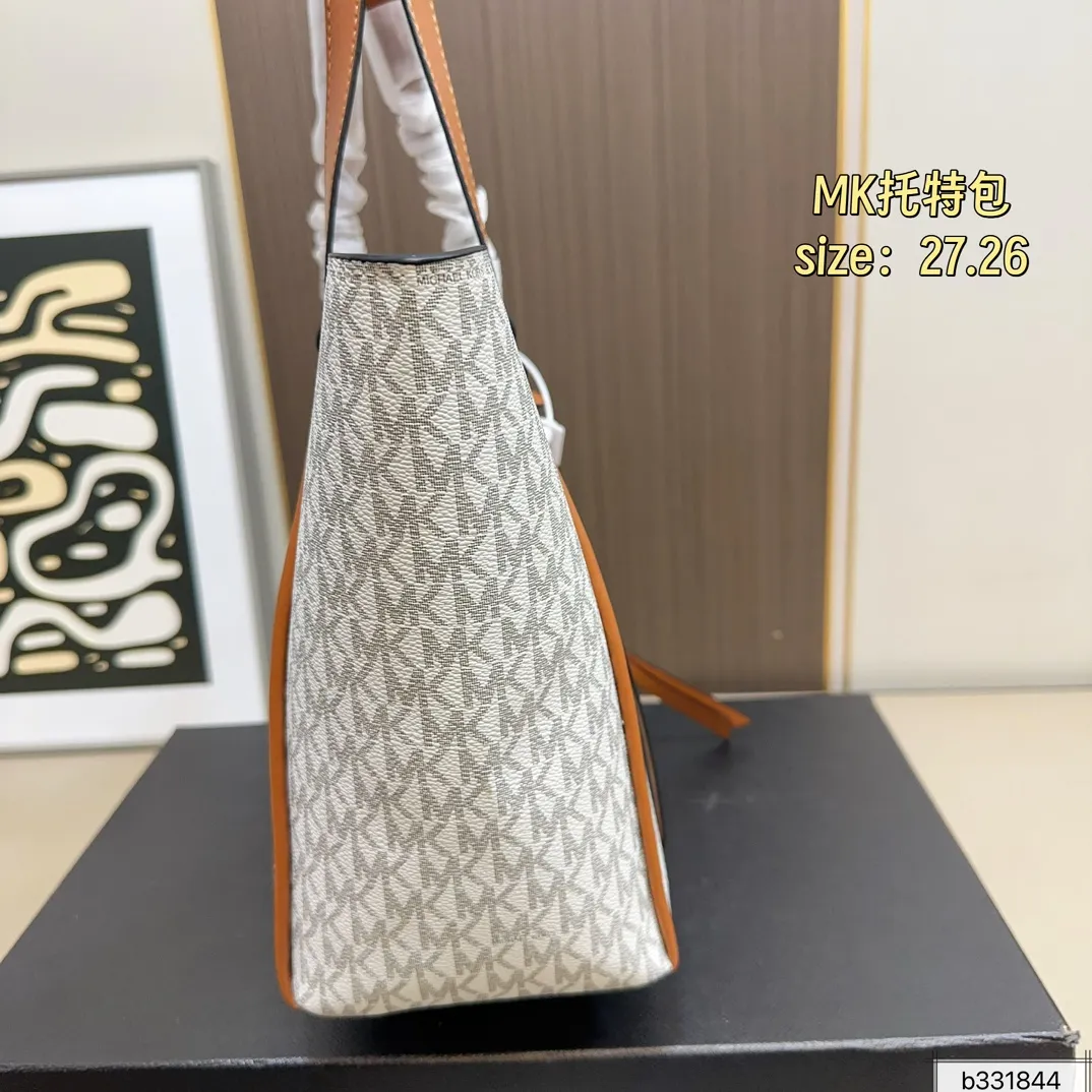 💰160 配盒⚠️尺寸27.26 MK tote托特包 很好打理还耐磨！ 经典大方，显得整个人气质upup🔝 通勤or逛街 背它准没错 怎么搭 都好看，人称神仙包💃
