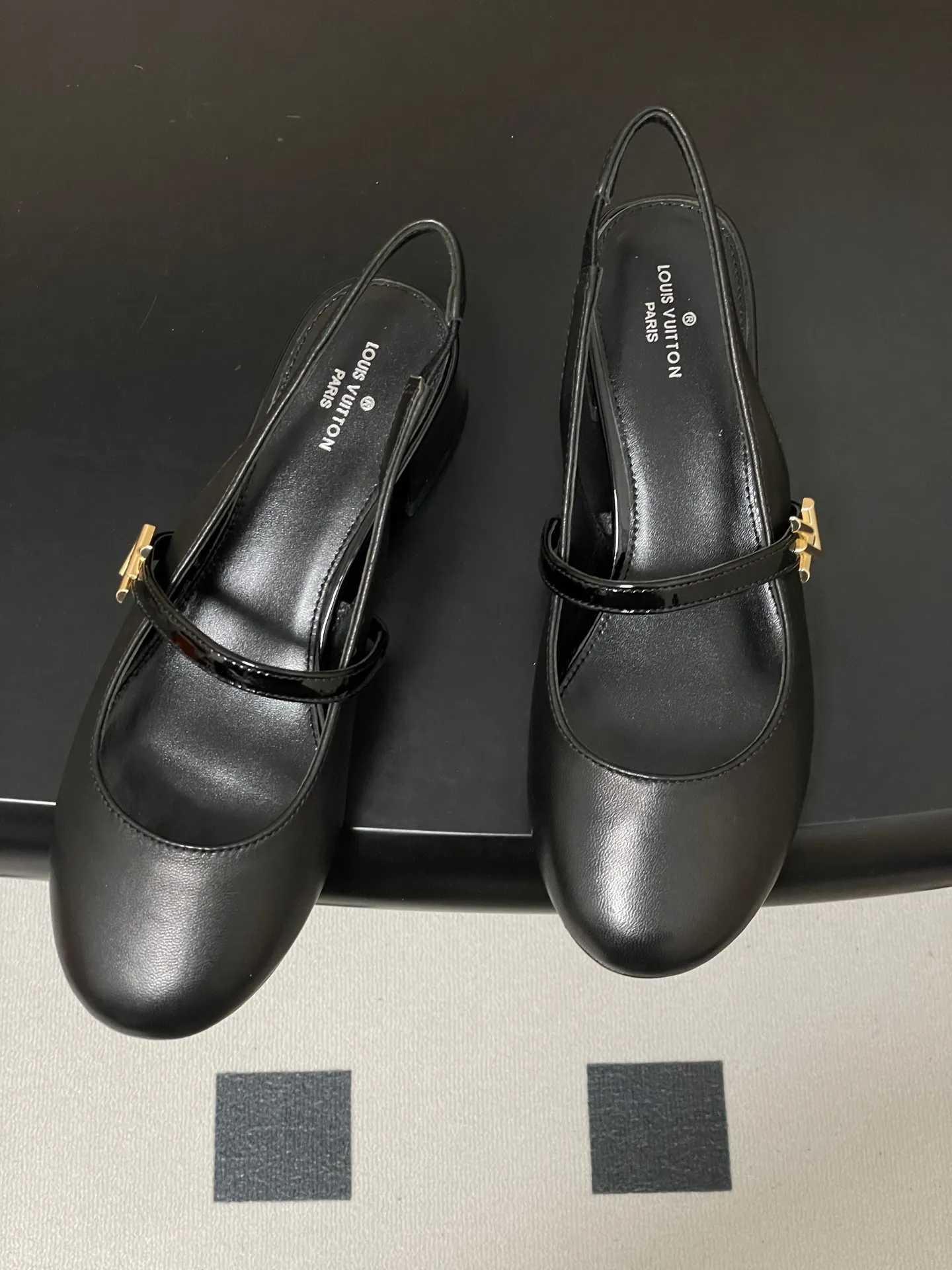 p290- 26ss春夏新款Louis Vuitton LV ROMY高跟鞋系列最 小矮跟后空凉鞋 经典五金金属V扣玛丽珍鞋后空粗跟凉鞋字母标单鞋 本款Romy 高跟鞋取材真皮革,呈现柔软质感和利落外观。圆润鞋头流露柔美气息,弹力后带方便穿脱。漆面皮革包覆平稳方跟和纤细鞋带,后者点缀LV Twist装饰。 可爱的圆头造型搭配LV标志-精致又好看,粗跟脚感特别的好穿舒适。经典百搭单品! 原版开模V型金属跟! 鞋面:小牛皮 内里垫脚:羊皮 鞋底:意大利A级真皮大底 跟高:3.5cm 码数:35-39(40.41定做不退换)