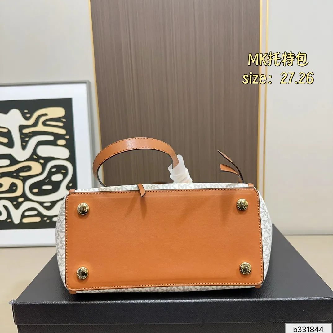 💰160 配盒⚠️尺寸27.26 MK tote托特包 很好打理还耐磨！ 经典大方，显得整个人气质upup🔝 通勤or逛街 背它准没错 怎么搭 都好看，人称神仙包💃